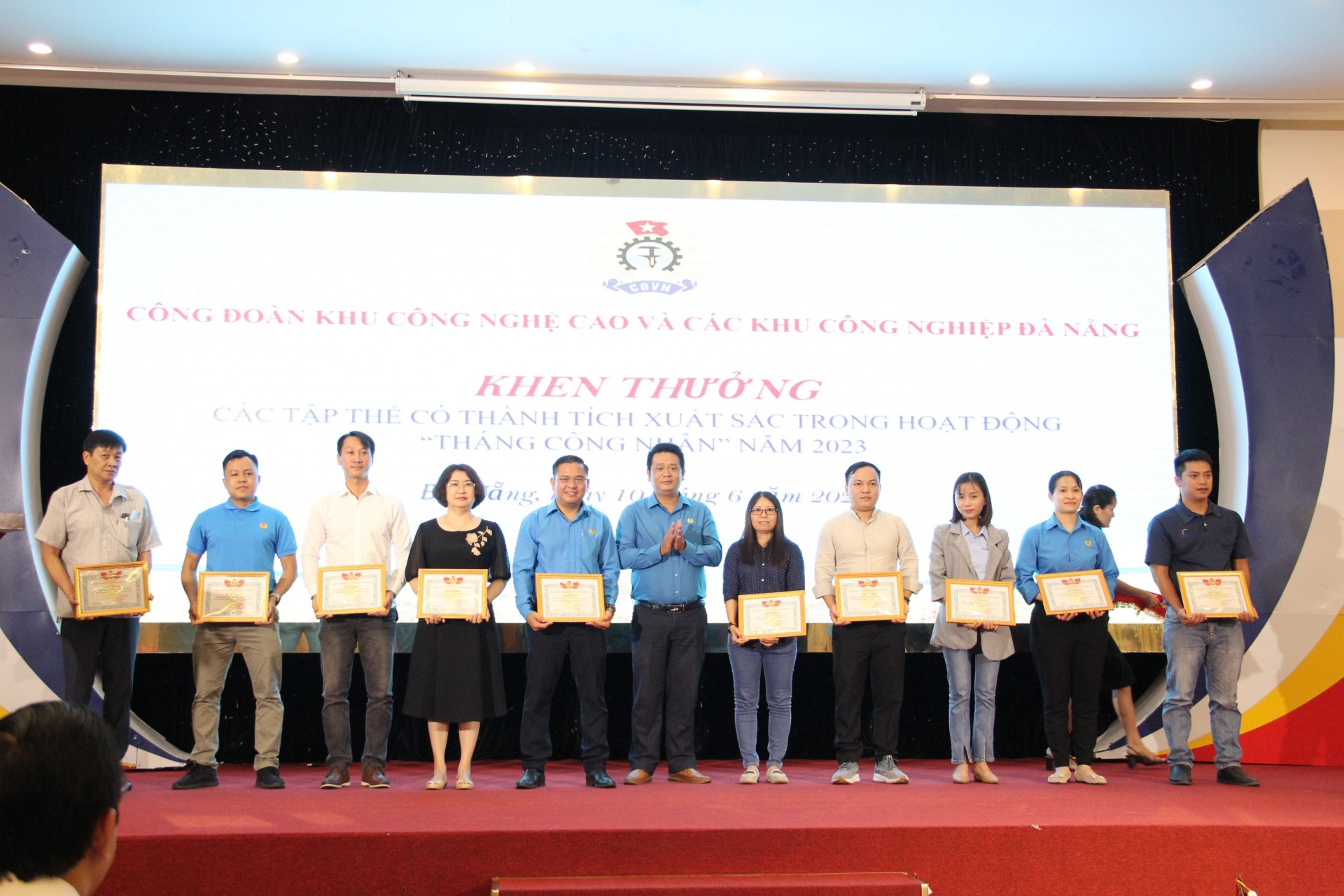 Các tập thể được khen thưởng trong Tháng Công nhân năm 2023. Ảnh: PHAN NGUYÊN