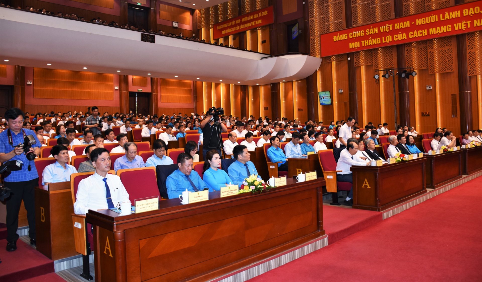 Hơn 300 CNLĐ, cán bộ quản lý xuất sắc, cán bộ công đoàn tiêu biểu tham dự Chương trình. Ảnh Duy Minh. Hơn 300 CNLĐ, cán bộ quản lý xuất sắc, cán bộ công đoàn tiêu biểu tham dự Chương trình. Ảnh Duy Minh.