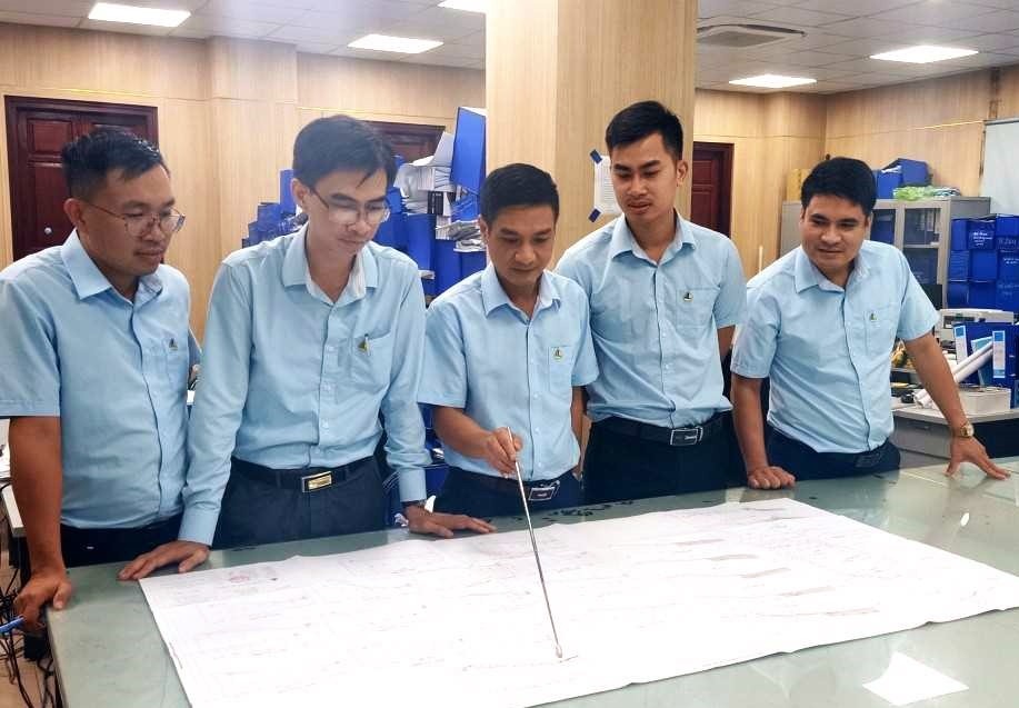 Anh Phạm Thành Công (giữa) trao đổi cùng đồng nghiệp về thi công khấu vượt phay lò chợ cơ giới hóa 7-3.1 vỉa 7. Ảnh: Thanh Hằng Anh Phạm Thành Công (giữa) trao đổi cùng đồng nghiệp về thi công khấu vượt phay lò chợ cơ giới hóa 7-3.1 vỉa 7. Ảnh: Thanh Hằng