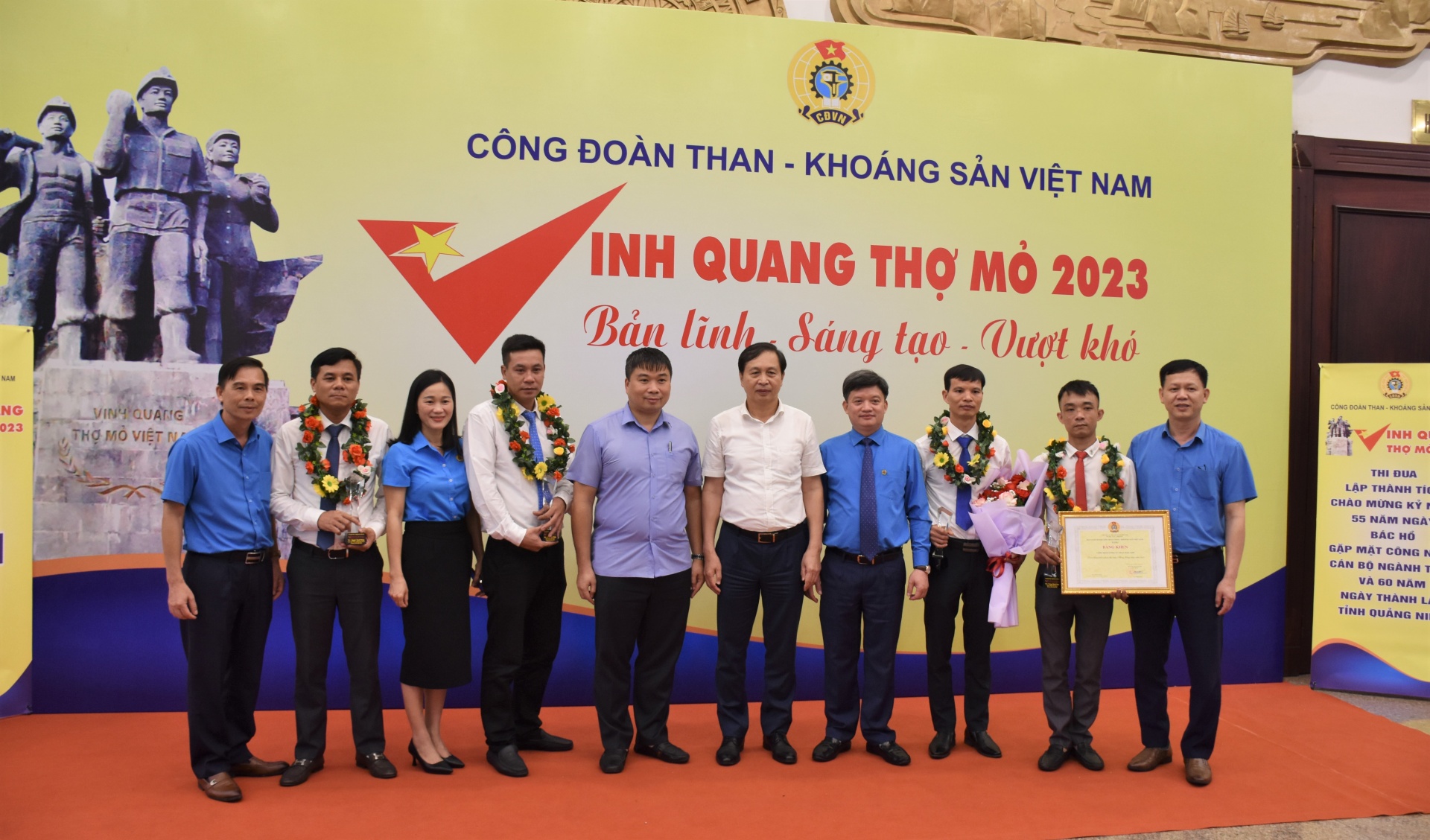 Niềm vui của Lãnh đạo và công nhân Công ty Than Mạo Khê. Ảnh: Duy Minh. Niềm vui của Lãnh đạo và công nhân Công ty Than Mạo Khê. Ảnh: Duy Minh.