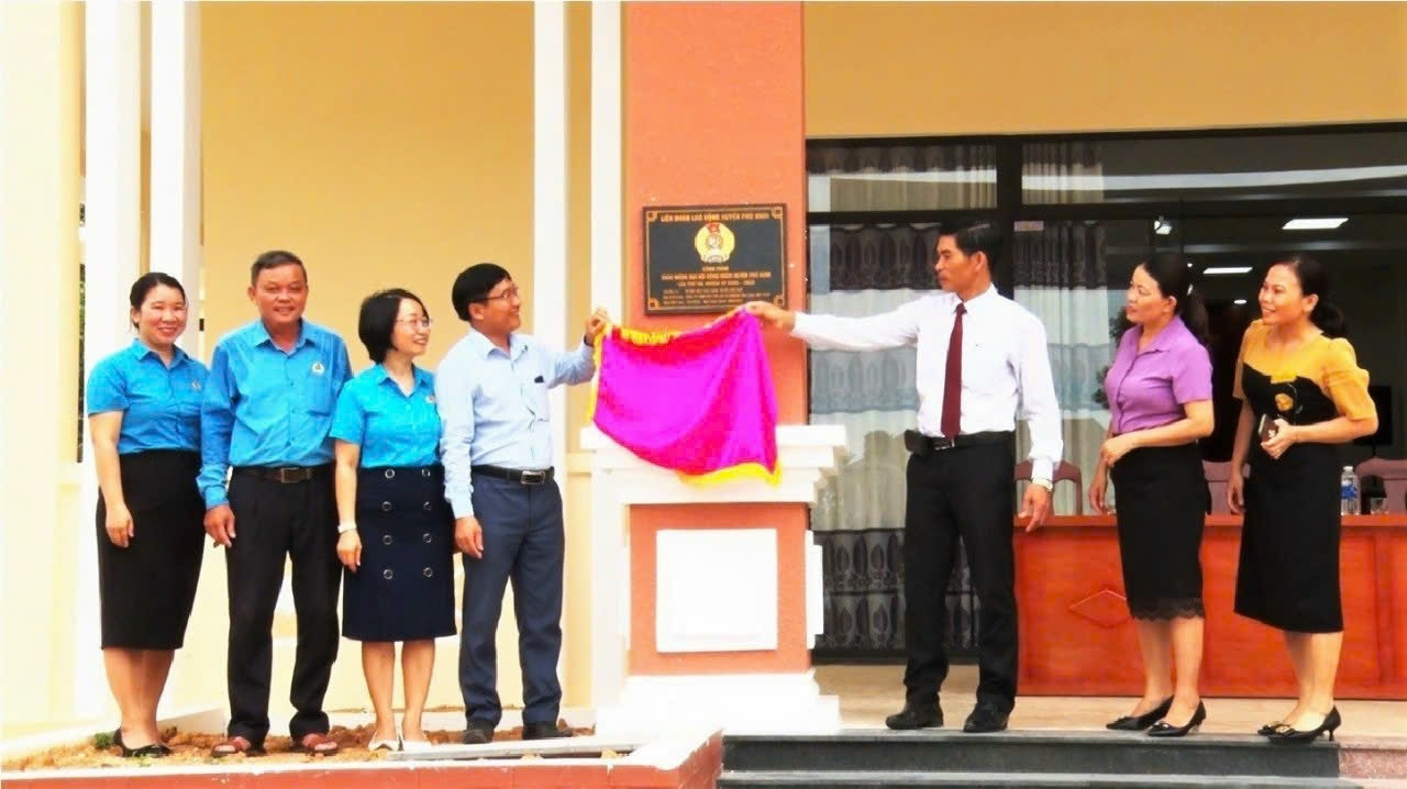 Gắn biển công trình hơn 4 tỷ đồng chào mừng Đại hội Công đoàn huyện Phú Ninh Gắn biển công trình hơn 4 tỷ đồng chào mừng Đại hội Công đoàn huyện Phú Ninh