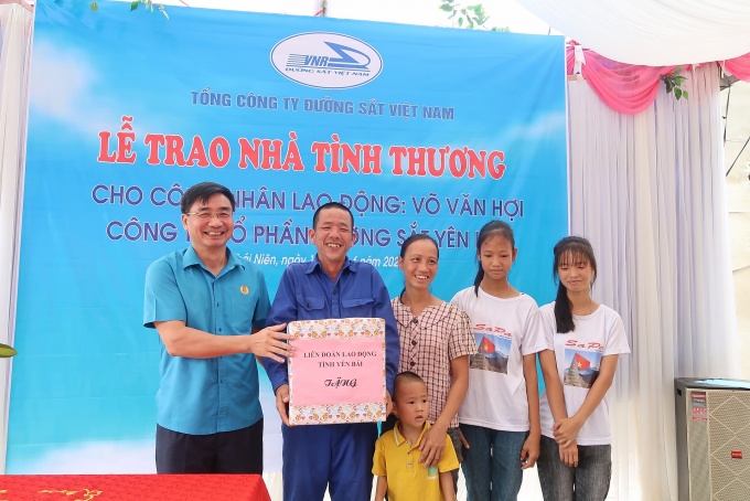 Bàn giao nhà tình thương cho gia đình công nhân đường sắt Bàn giao nhà tình thương cho gia đình công nhân đường sắt