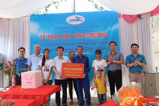 Bàn giao nhà tình thương cho gia đình công nhân đường sắt Bàn giao nhà tình thương cho gia đình công nhân đường sắt