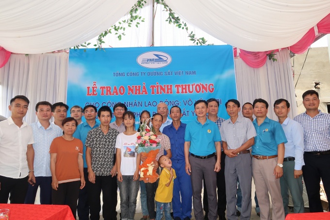 Bàn giao nhà tình thương cho gia đình công nhân đường sắt Bàn giao nhà tình thương cho gia đình công nhân đường sắt