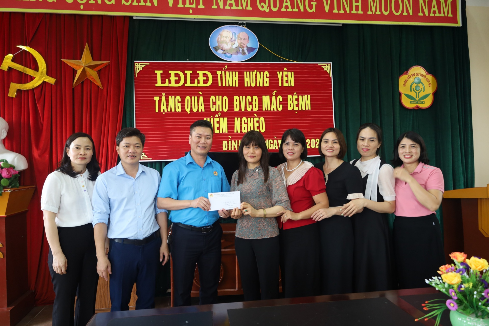 Hưng Yên: Động viên, trao quà cho đoàn viên, người lao động bị mắc bệnh hiểm nghèo