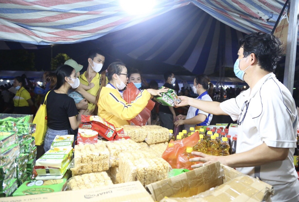 Công đoàn Khu công nghệ cao và các khu công nghiệp Đà Nẵng tặng 6.500 phiếu mua hàng cho người lao động nhân “Tháng Công nhân” 2023. Ảnh: Phạn Nguyên. Công đoàn Khu công nghệ cao và các khu công nghiệp Đà Nẵng tặng 6.500 phiếu mua hàng cho người lao động nhân “Tháng Công nhân” 2023. Ảnh: Phạn Nguyên.