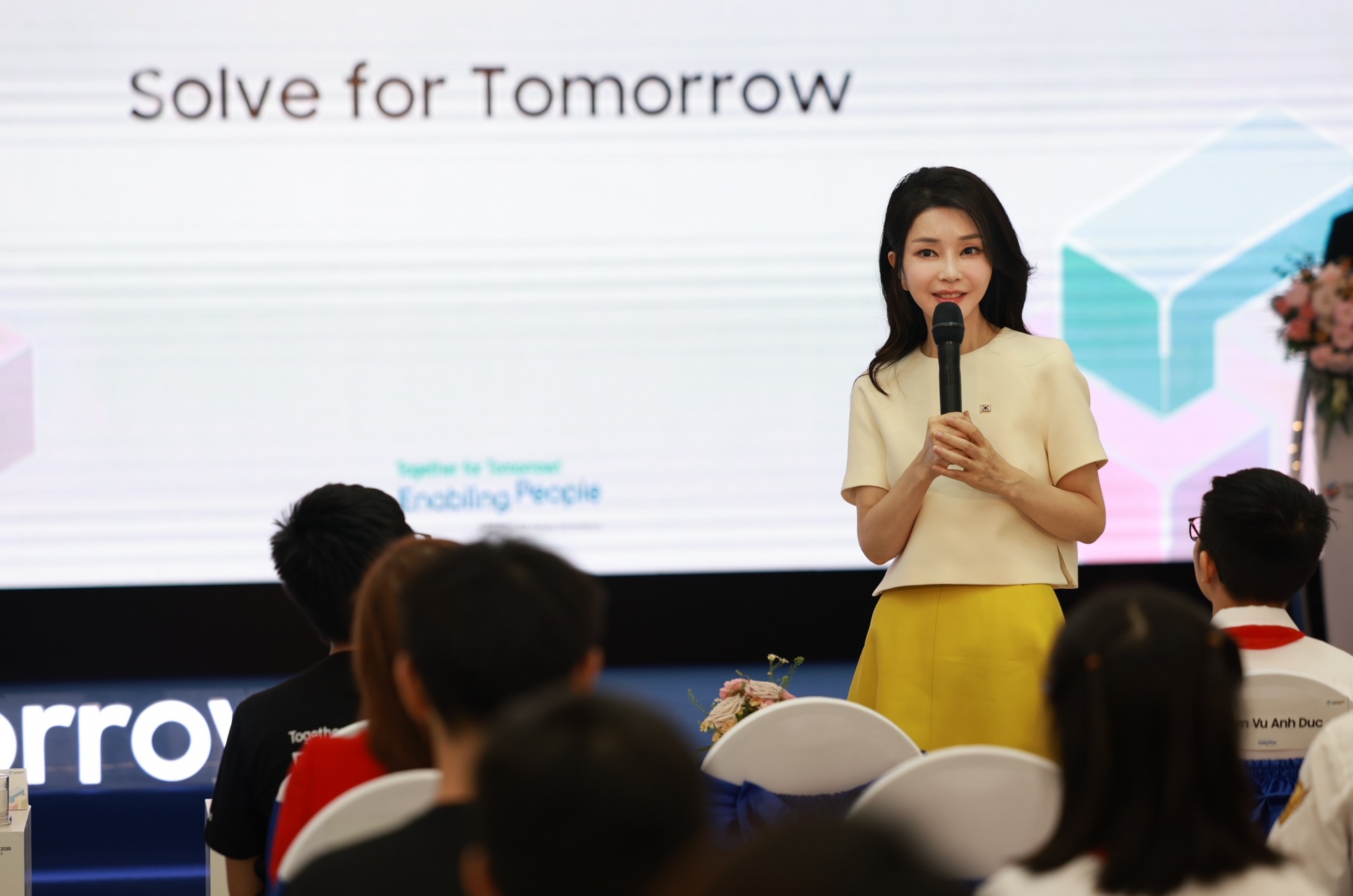 Đệ nhất Phu nhân Hàn Quốc Kim Keon Hee tham dự Slove for Tomorrow do Samsung tổ chức