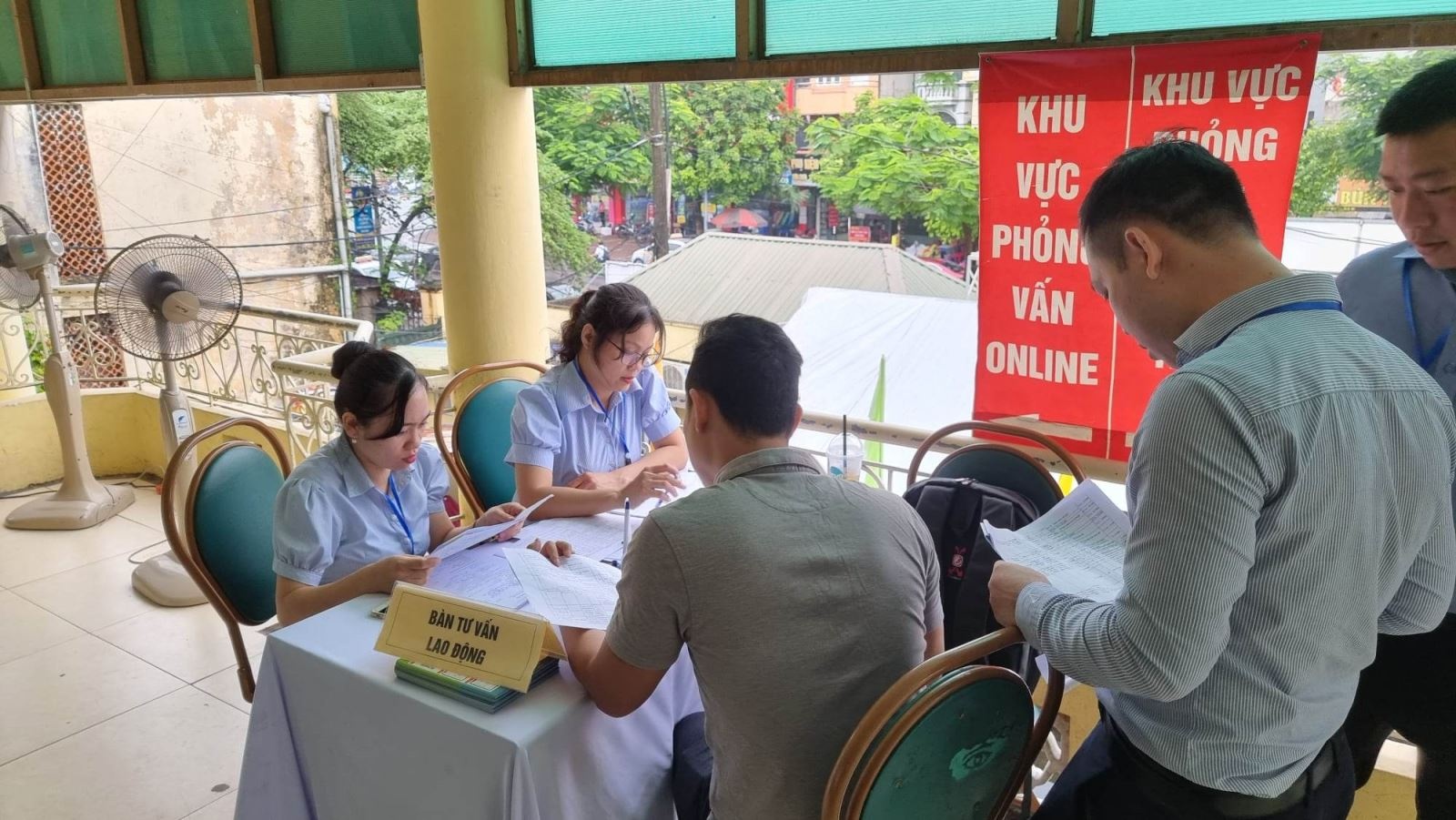 Tạo cơ hội để lực lượng lao động trẻ tiếp cận với thị trường lao động Tạo cơ hội để lực lượng lao động trẻ tiếp cận với thị trường lao động