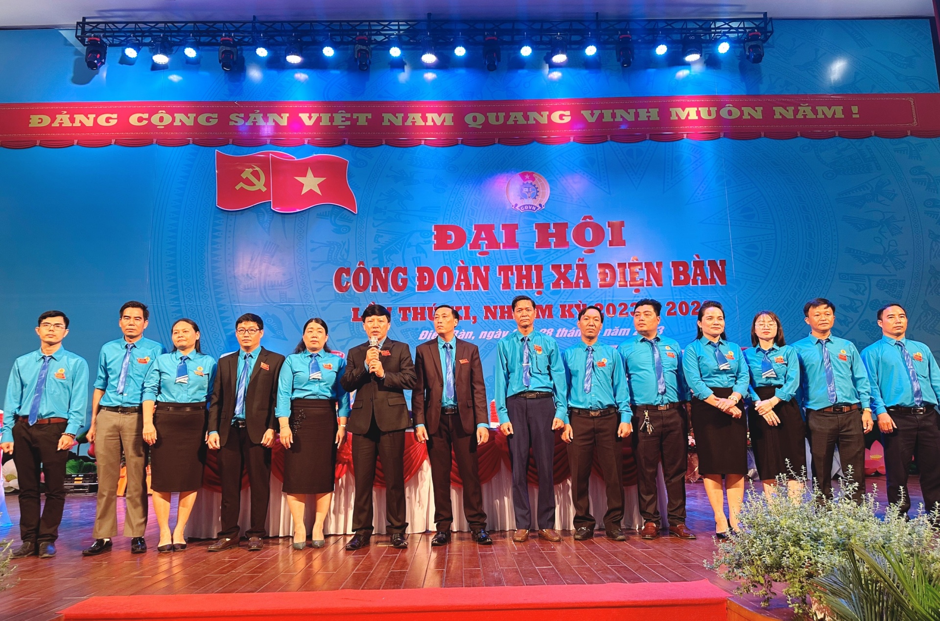 Ban Chấp hành LĐLĐ thị xã Điện Bàn khóa XI ra mắt Đại hội. Ảnh: PHAN NGUYÊN.
