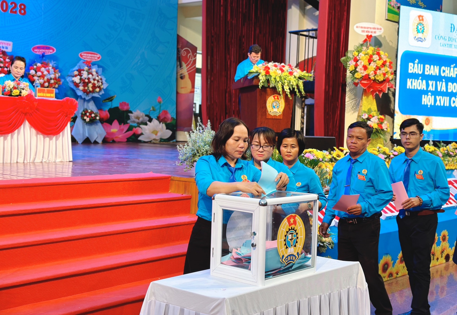 Đại biểu bỏ phiếu bầu Ban chấp hành LĐLĐ thị xã Điện Bàn khóa thứ XI. Ảnh: PHAN NGUYÊN.