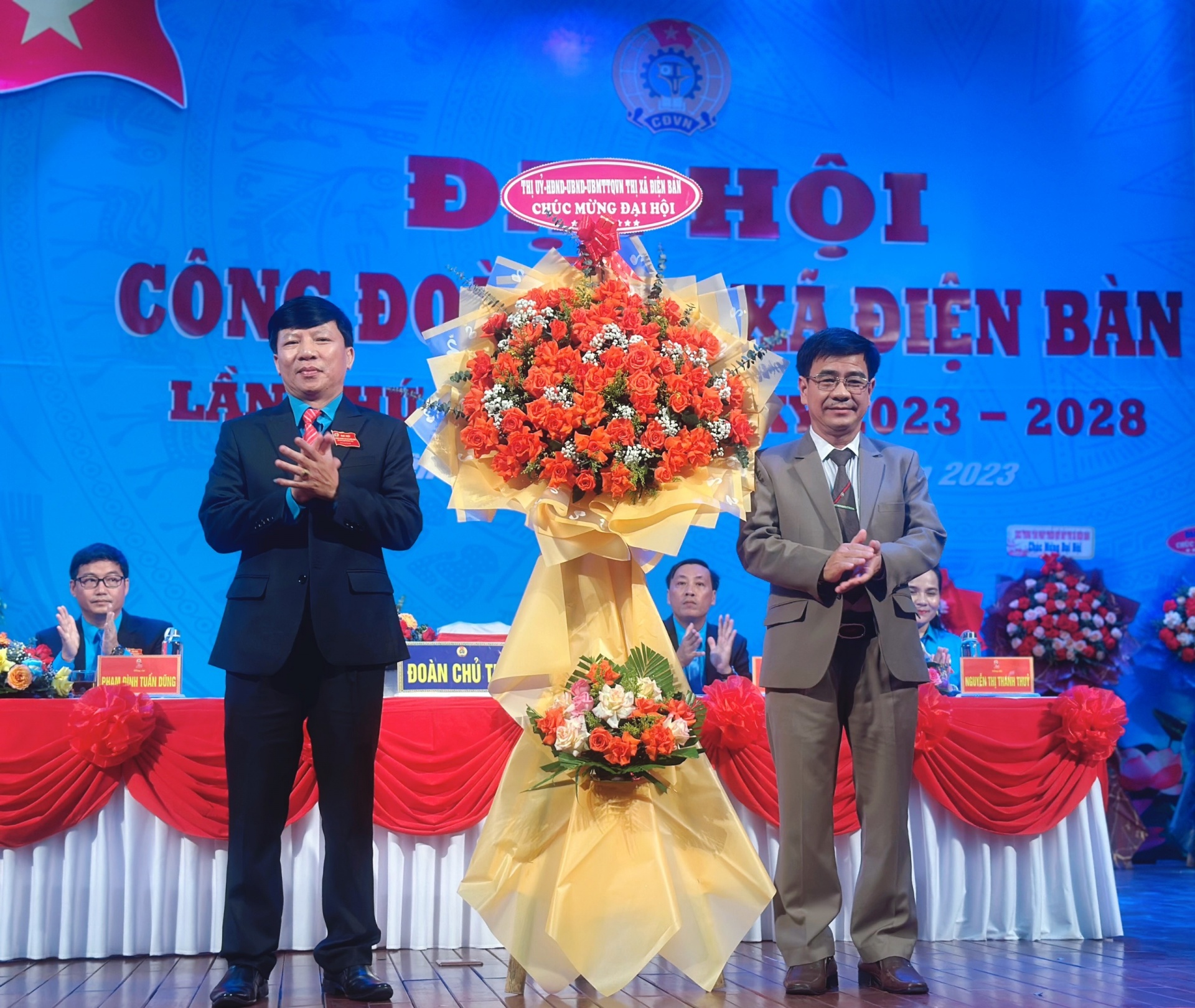 Đồng chí Phan Minh Dũng, Bí thư Thị Ủy Điện Bàn tặng hoa chúc mừng đại hội. Ảnh: PHAN NGUYÊN.