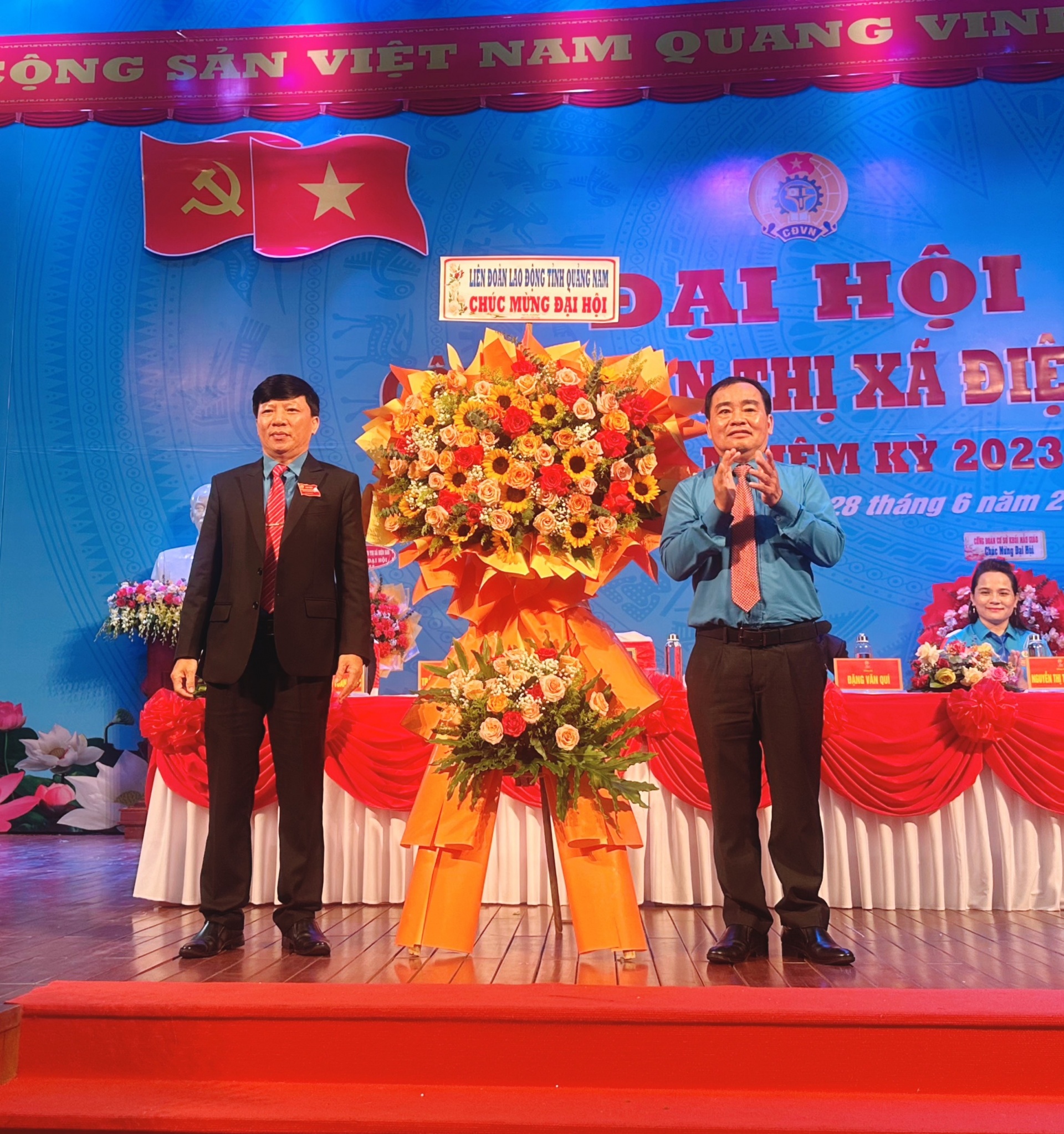 Đồng chí Phan Xuân Quang, Chủ tịch LĐLĐ tỉnh Quảng Nam (bên phải)biểu dương và chúc mừng những thành tích mà cán bộ, đoàn viên, người lao động thị xã Điện Bàn đã đạt được trong nhiệm kỳ qua. Ảnh: PHAN NGUYÊN.