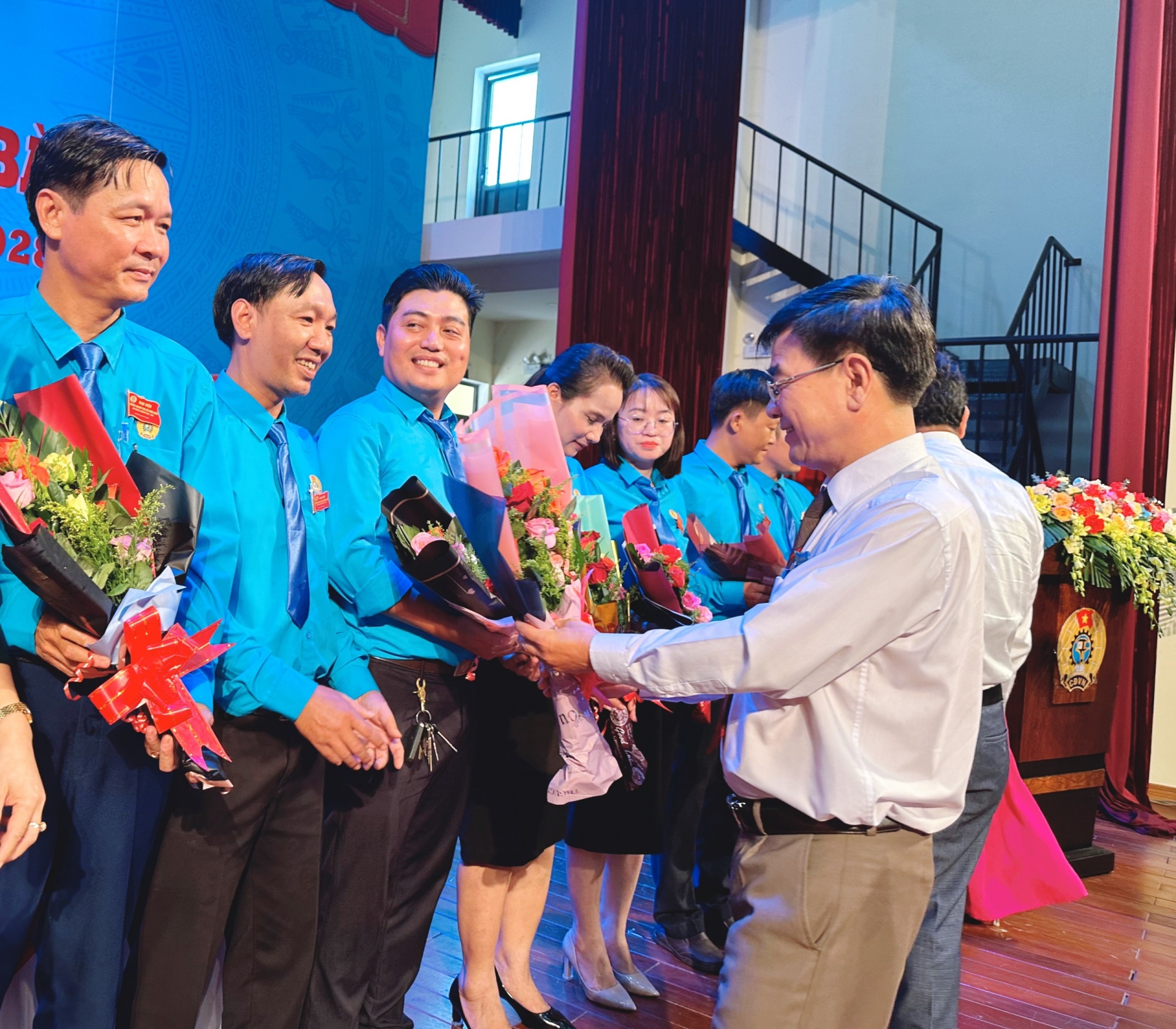 Đồng chí Phan Minh Dũng, Bí thư Thị Ủy Điện Bàn tặng quà và hoa cho các đại biểu không tham dự BCH khóa mới. Ảnh: PHAN NGUYÊN