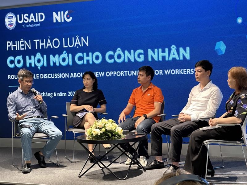 Cơ hội “vàng” cho công nhân, người lao động tiếp cận thị trường lao động số
