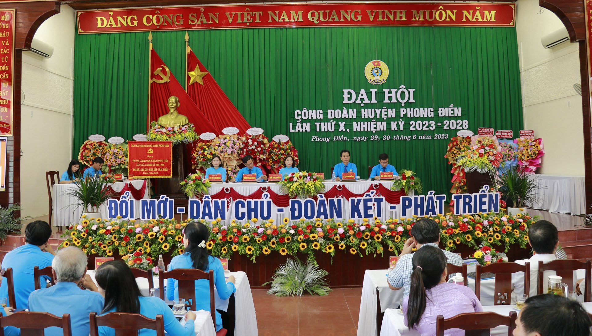 Tiếp tục xây dựng đội ngũ công đoàn vững mạnh trong nhiệm kỳ mới Tiếp tục xây dựng đội ngũ công đoàn vững mạnh trong nhiệm kỳ mới