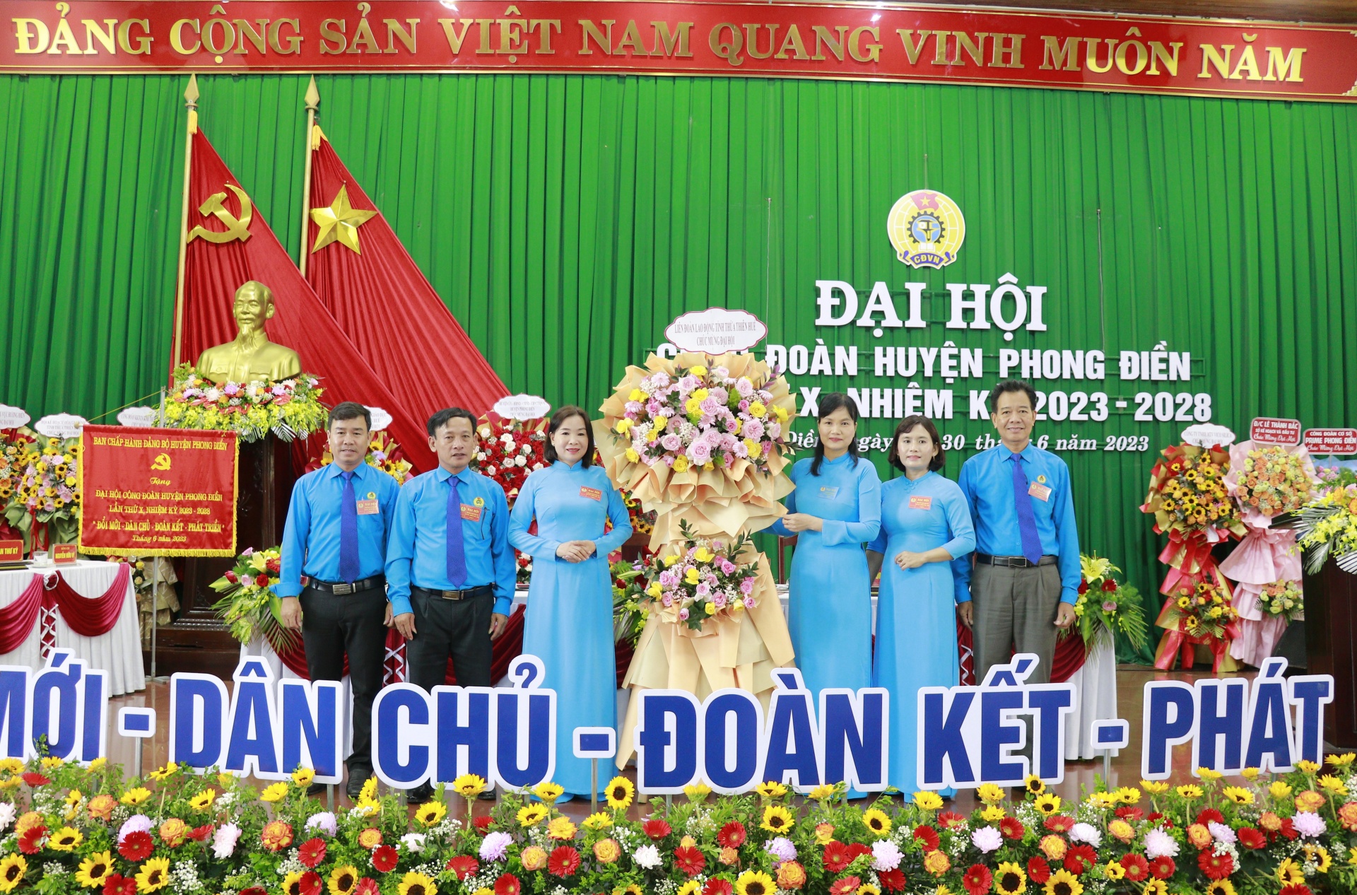 Tiếp tục xây dựng đội ngũ công đoàn vững mạnh trong nhiệm kỳ mới Tiếp tục xây dựng đội ngũ công đoàn vững mạnh trong nhiệm kỳ mới