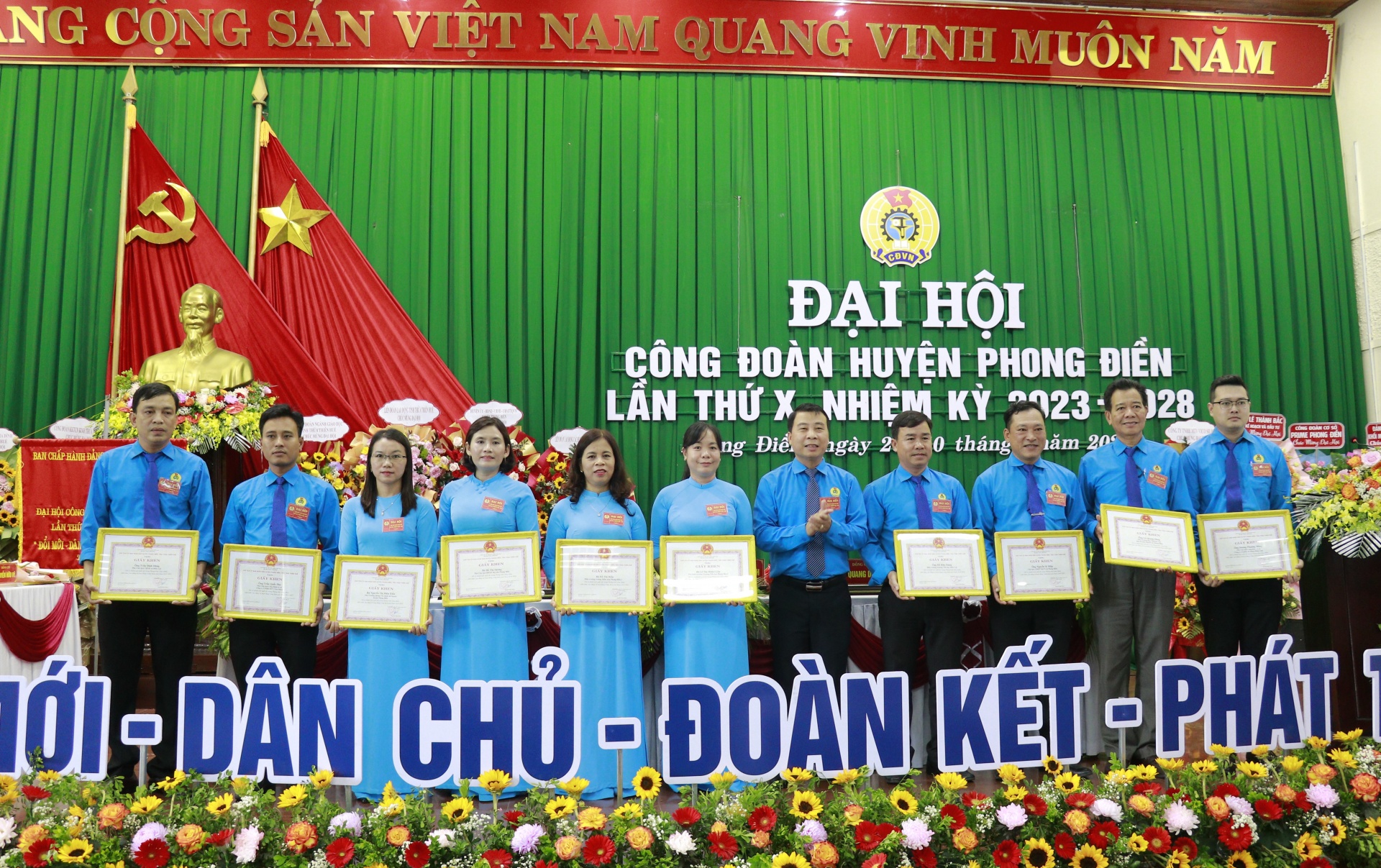 Tiếp tục xây dựng đội ngũ công đoàn vững mạnh trong nhiệm kỳ mới Tiếp tục xây dựng đội ngũ công đoàn vững mạnh trong nhiệm kỳ mới