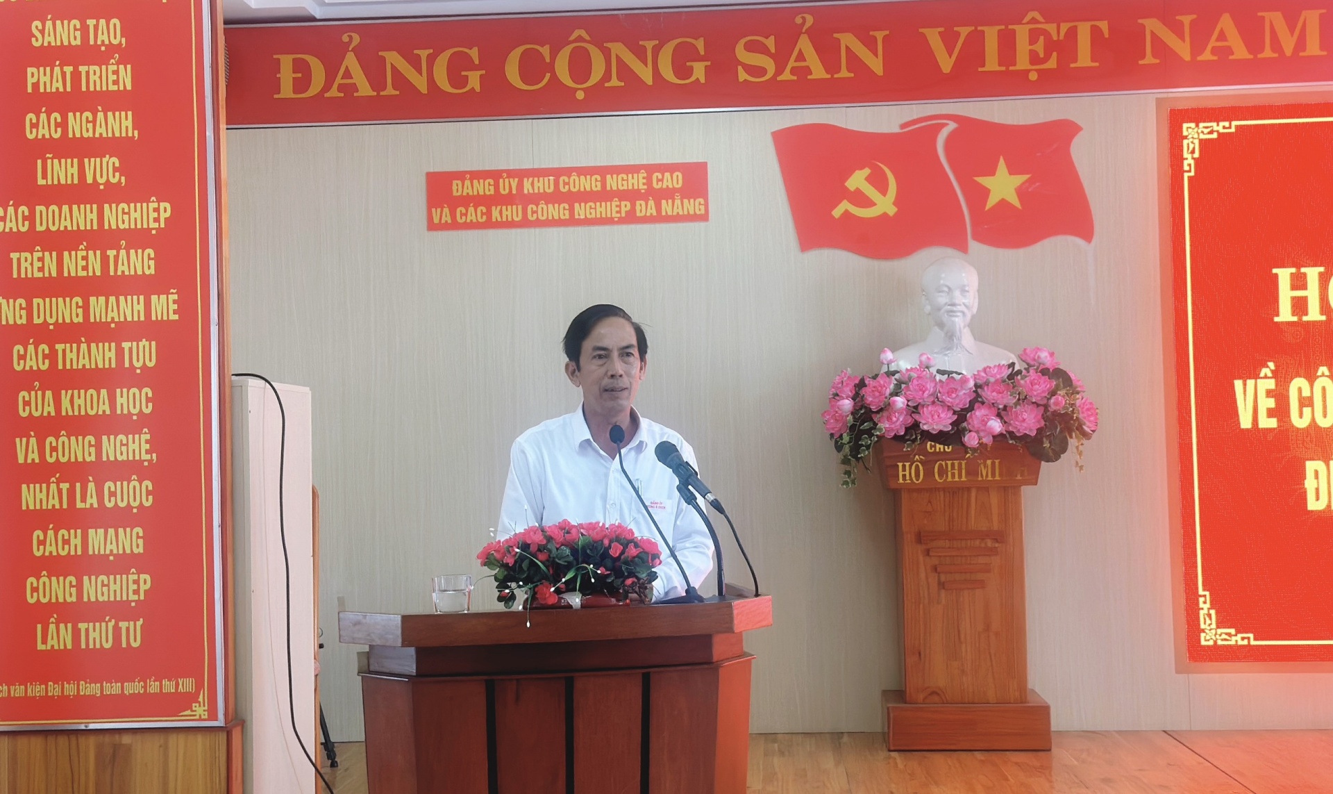 Đồng chí Phạm Văn Hòa, Phó Bí thư Thường trực Đảng ủy Khu CNC và các KCN Đà Nẵng cho biết, sau hội nghị, Ban Thường vụ Đảng ủy sẽ có kế hoạch cụ thể chỉ đạo các tổ chức cơ sở Đảng khắc phục khó khăn mà hội nghị hôm nay đã nêu ra. Ảnh: PHAN NGUYÊN Đồng chí Phạm Văn Hòa, Phó Bí thư Thường trực Đảng ủy Khu CNC và các KCN Đà Nẵng cho biết, sau hội nghị, Ban Thường vụ Đảng ủy sẽ có kế hoạch cụ thể chỉ đạo các tổ chức cơ sở Đảng khắc phục khó khăn mà hội nghị hôm nay đã nêu ra. Ảnh: PHAN NGUYÊN