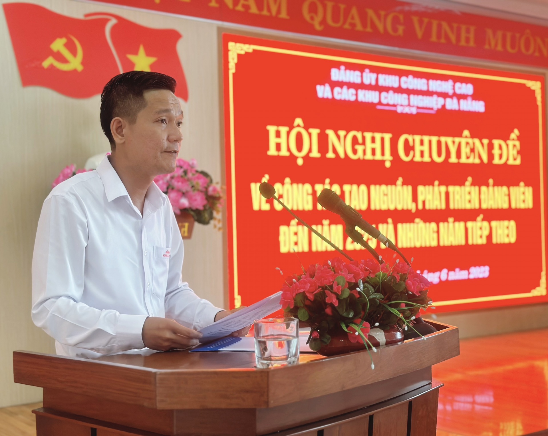 Đồng chí Trần Văn Tân, Ủy viên Ban Thường vụ, Trưởng ban Ban Tổ chức Đảng ủy Khu CNC và các KCN Đà Nẵng báo cáo tại hội nghị. Ảnh: PHAN NGUYÊN Đồng chí Trần Văn Tân, Ủy viên Ban Thường vụ, Trưởng ban Ban Tổ chức Đảng ủy Khu CNC và các KCN Đà Nẵng báo cáo tại hội nghị. Ảnh: PHAN NGUYÊN