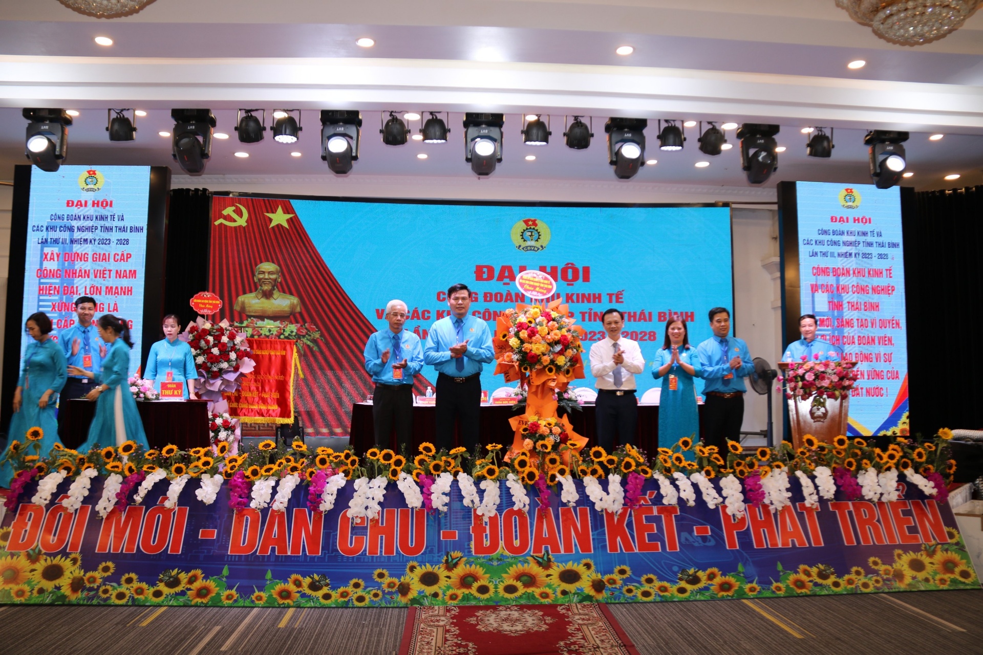 Để công đoàn là ngôi nhà thứ hai của người lao động Để công đoàn là ngôi nhà thứ hai của người lao động
