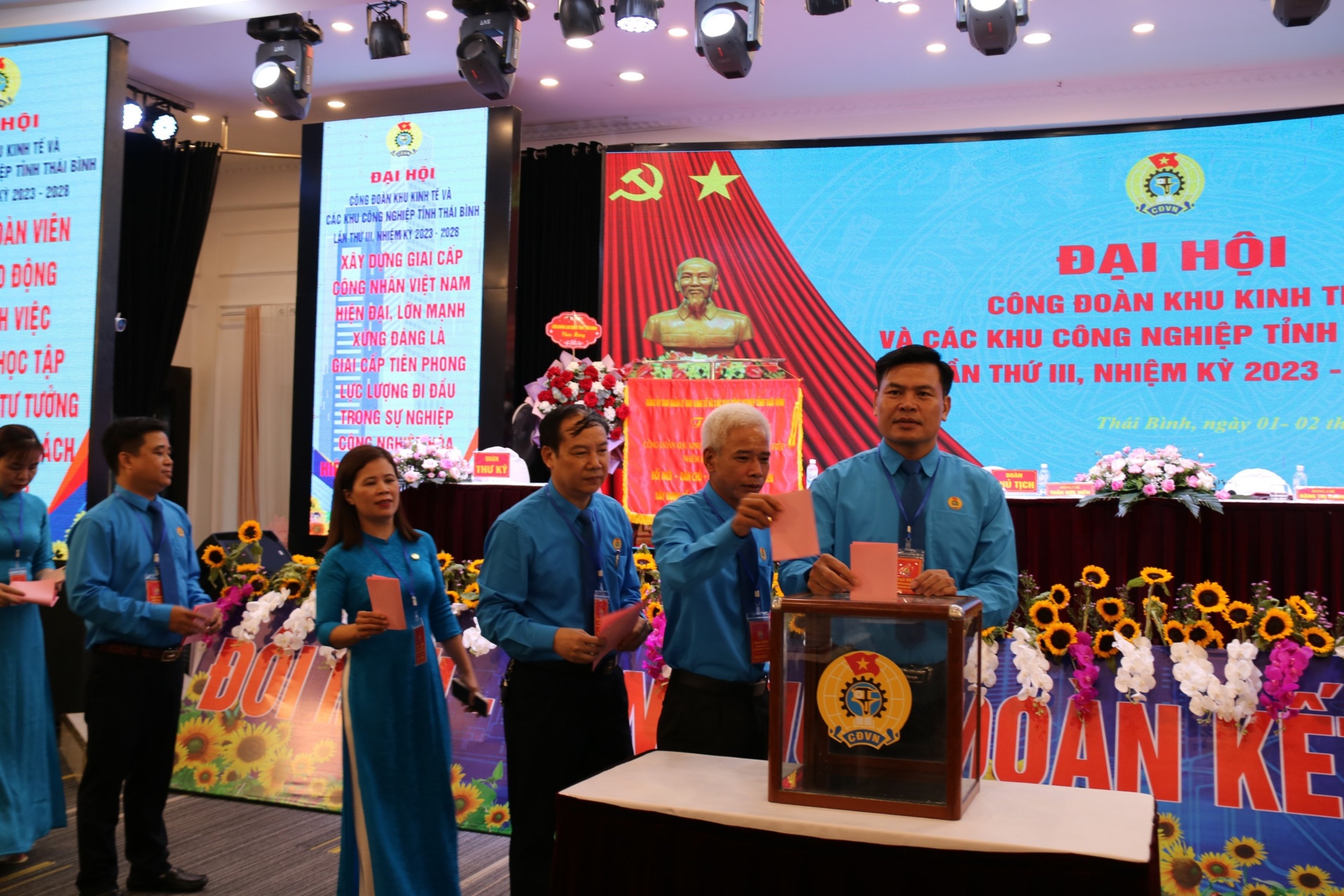 Để công đoàn là ngôi nhà thứ hai của người lao động Để công đoàn là ngôi nhà thứ hai của người lao động