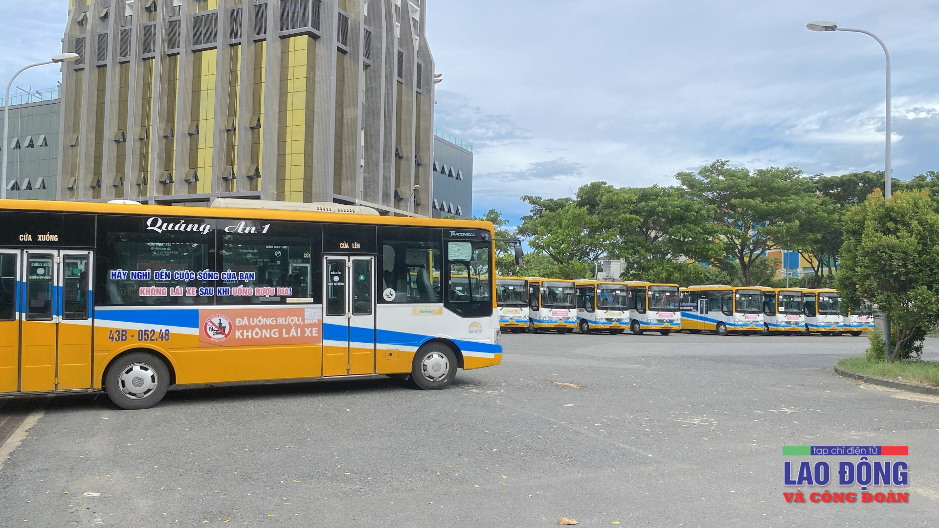 Bài 9: Xe buýt Đà Nẵng nằm bãi la liệt vì người lao động ở nhà 3 ngày phản đối nợ lương Bài 9: Xe buýt Đà Nẵng nằm bãi la liệt vì người lao động ở nhà 3 ngày phản đối nợ lương