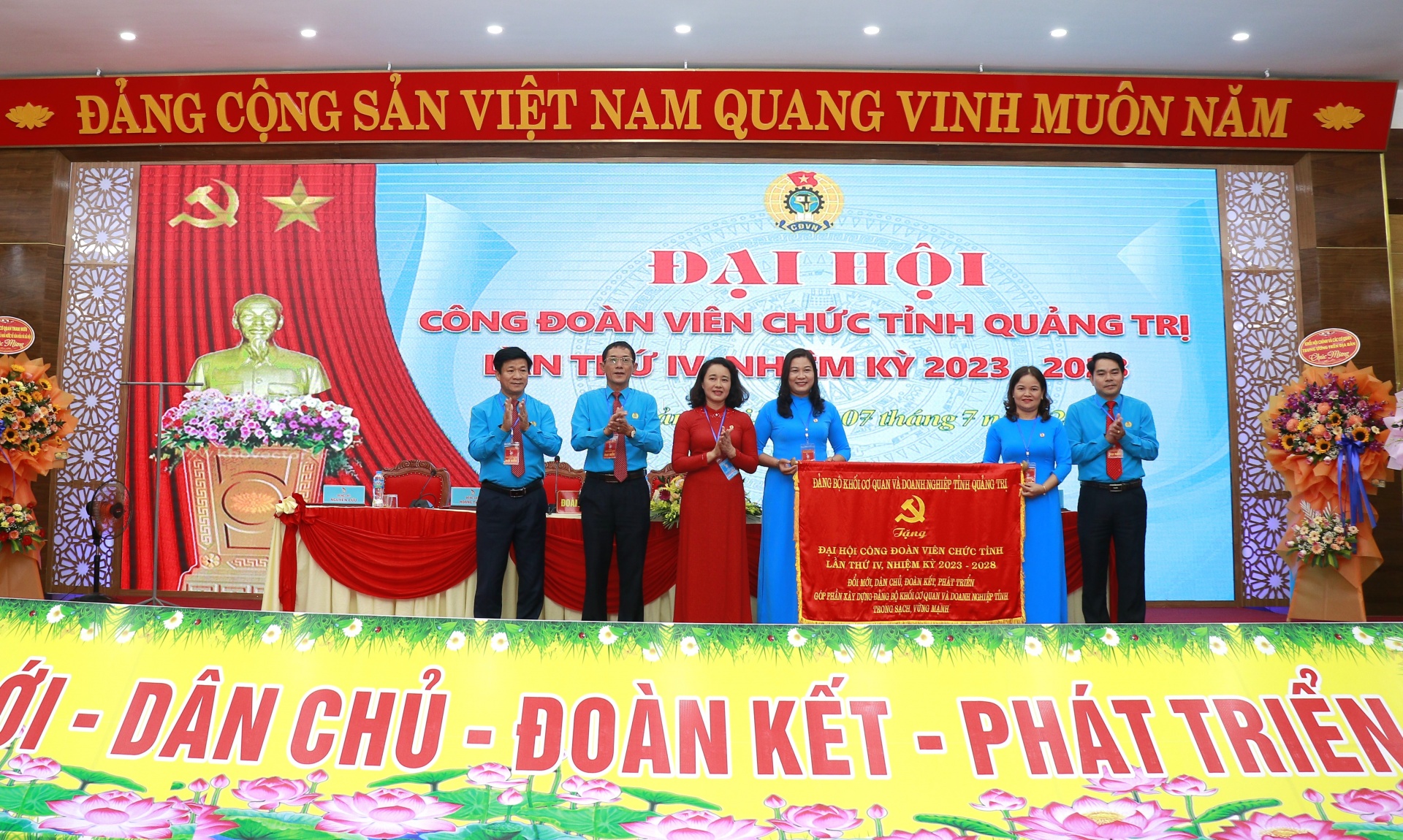 Tiếp tục đổi mới hoạt động công đoàn để đáp ứng với thực tiễn Tiếp tục đổi mới hoạt động công đoàn để đáp ứng với thực tiễn