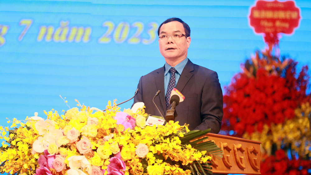 Đồng chí Nguyễn Đình Khang phát biểu tại Đại hội.