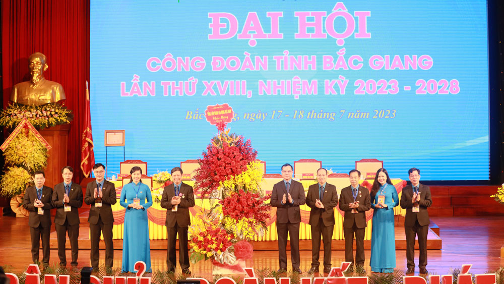 Đồng chí Nguyễn Đình Khang tặng hoa chúc mừng Đại hội. 