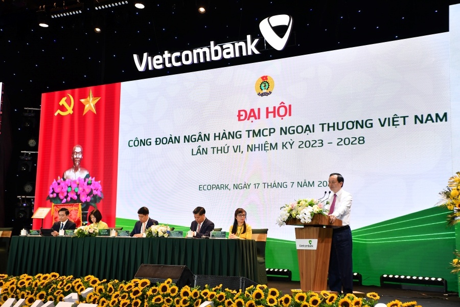 Đ/c Đào Minh Tú - Phó Bí thư Ban cán sự Đảng, Phó Thống đốc thường trực Ngân hàng Nhà nước Việt Nam, Ủy viên BCH Tổng Liên đoàn Lao động Việt Nam, Chủ tịch Công đoàn Ngân hàng Việt Nam phát biểu chỉ đạo tại Đại hội Công đoàn Vietcombank lần thứ VI, nhiệm kỳ 2023 - 2028 Đ/c Đào Minh Tú - Phó Bí thư Ban cán sự Đảng, Phó Thống đốc thường trực Ngân hàng Nhà nước Việt Nam, Ủy viên BCH Tổng Liên đoàn Lao động Việt Nam, Chủ tịch Công đoàn Ngân hàng Việt Nam phát biểu chỉ đạo tại Đại hội Công đoàn Vietcomban