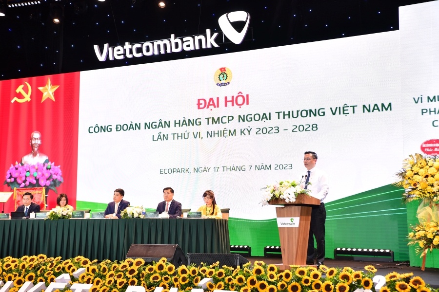 Đ/c Nguyễn Thanh Tùng - Phó Bí thư Đảng ủy, Thành viên HĐQT, Tổng Giám đốc Vietcombank phát biểu tại Đại hội Công đoàn Vietcombank lần thứ VI, nhiệm kỳ 2023 - 2028 Đ/c Nguyễn Thanh Tùng - Phó Bí thư Đảng ủy, Thành viên HĐQT, Tổng Giám đốc Vietcombank phát biểu tại Đại hội Công đoàn Vietcombank lần thứ VI, nhiệm kỳ 2023 - 2028