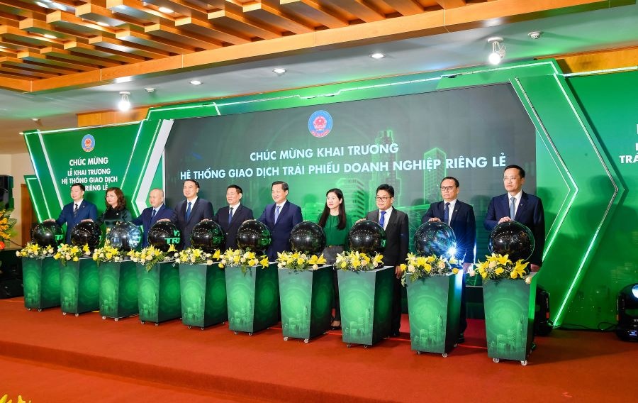 Phó Thủ tướng Chính phủ Lê Minh Khái và các đại biểu  khai trương hệ thống giao dịch trái phiếu doanh nghiệp riêng lẻ