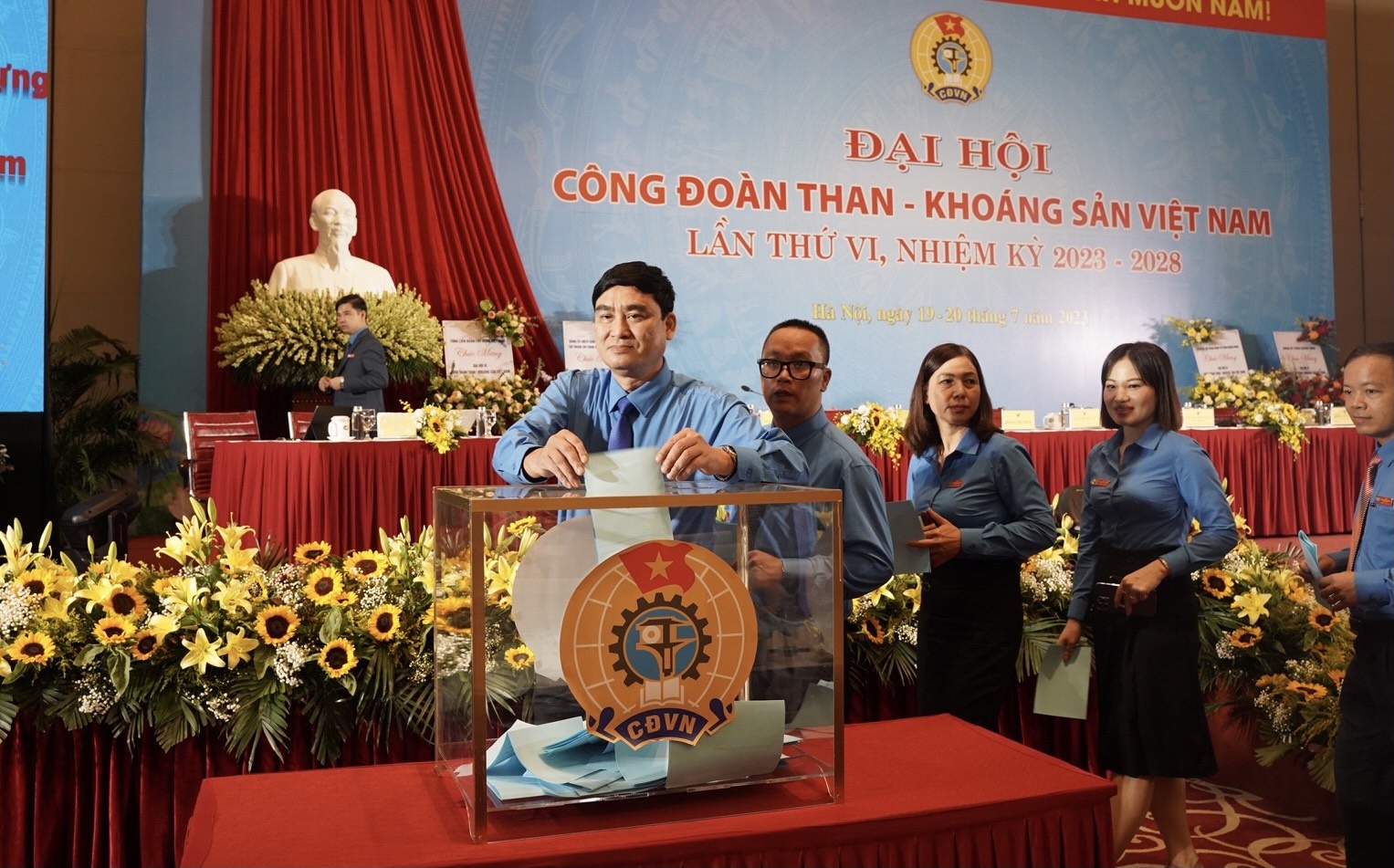 Đại hội Công đoàn TKV lần thứ VI: Thực sự “Đổi mới - Dân chủ - Đoàn kết - Phát triển” Đại hội Công đoàn TKV lần thứ VI: Thực sự “Đổi mới - Dân chủ - Đoàn kết - Phát triển”