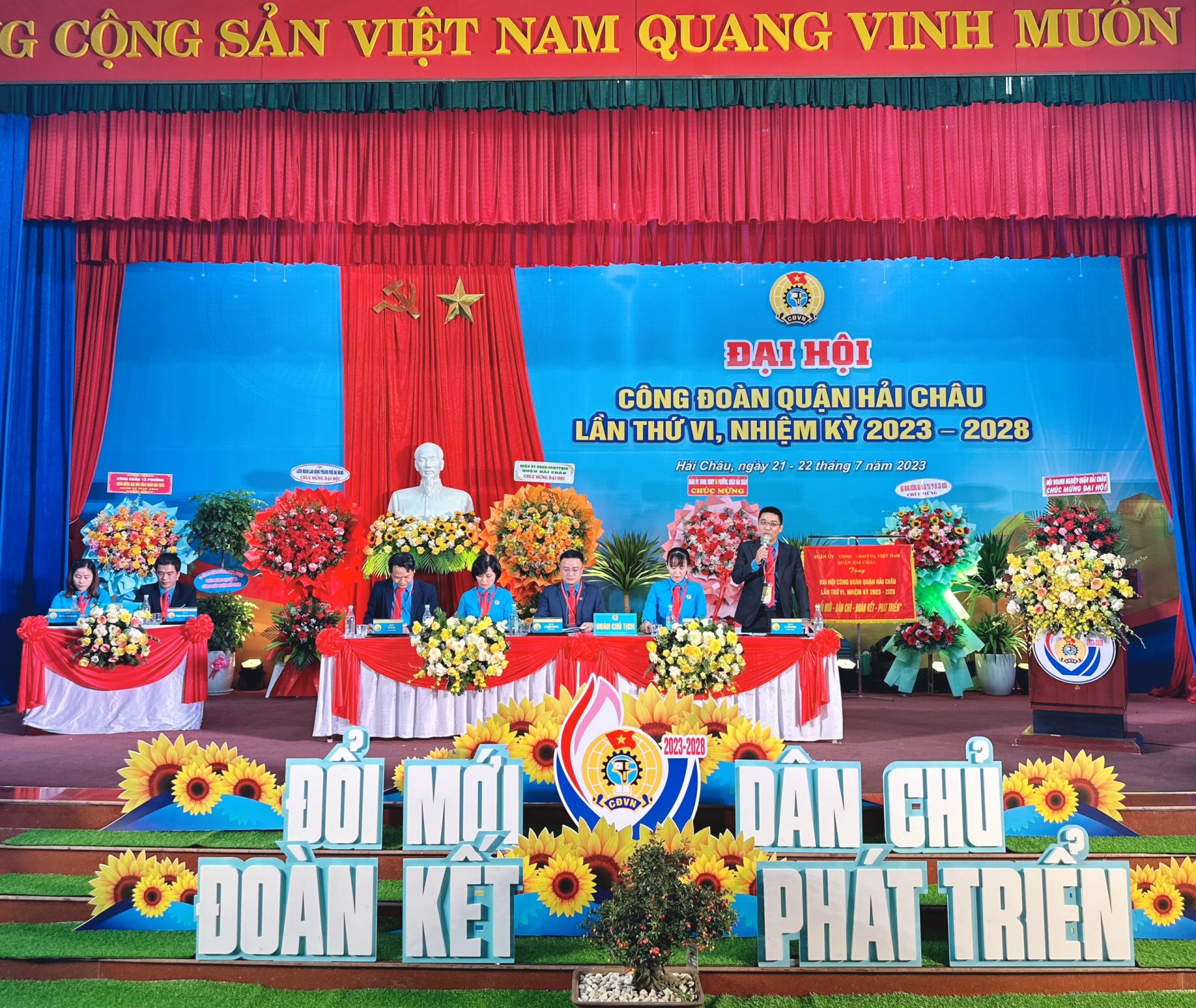 Đồng chí Lữ Trọng Phương tái đắc cử Chủ tịch LĐLĐ quận Hải Châu khóa VI Đồng chí Lữ Trọng Phương tái đắc cử Chủ tịch LĐLĐ quận Hải Châu khóa VI