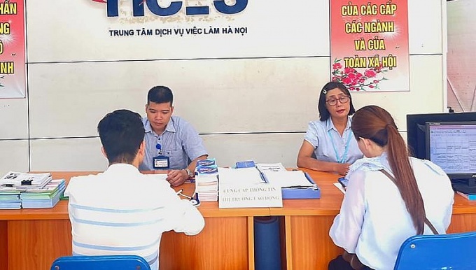 Người lao động đăng ký thông tin tìm việc tại Trung tâm Dịch vụ việc làm Hà Nội
