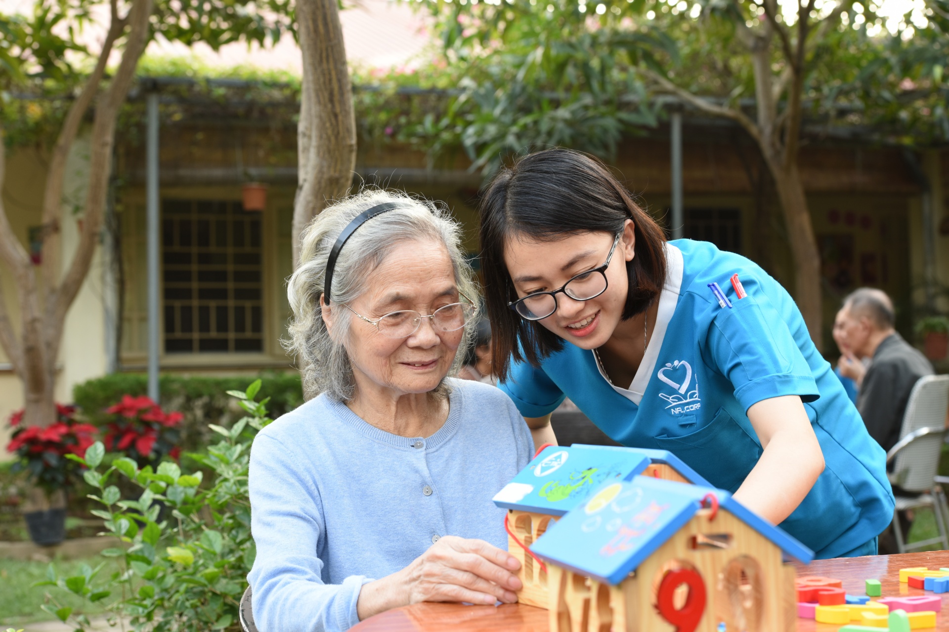 Tuyển dụng điều dưỡng, y tá, y sĩ chăm sóc người cao tuổi, thu nhập từ 8 triệu trở lên