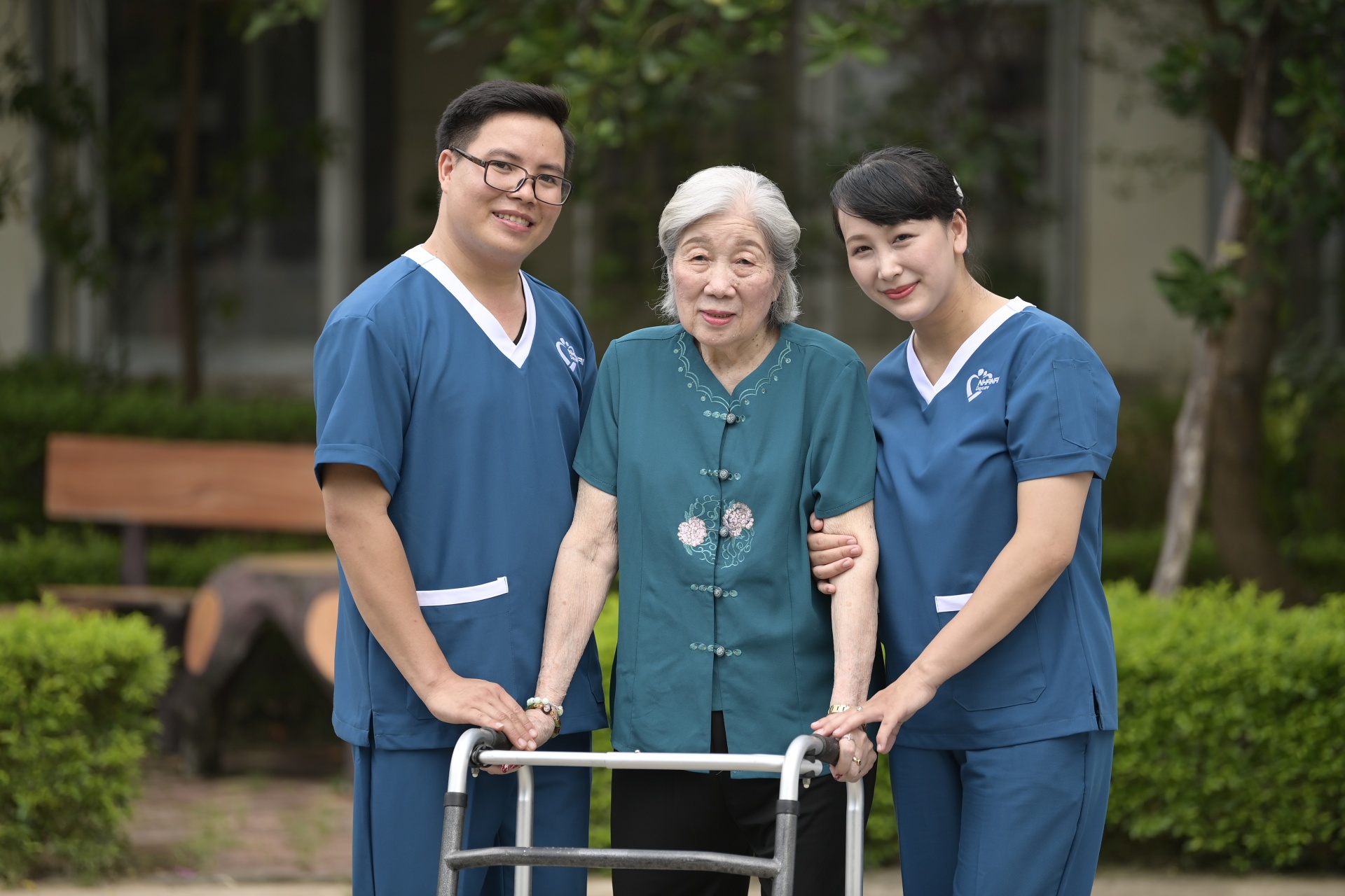 Tuyển dụng điều dưỡng, y tá, y sĩ chăm sóc người cao tuổi, thu nhập từ 8 triệu trở lên