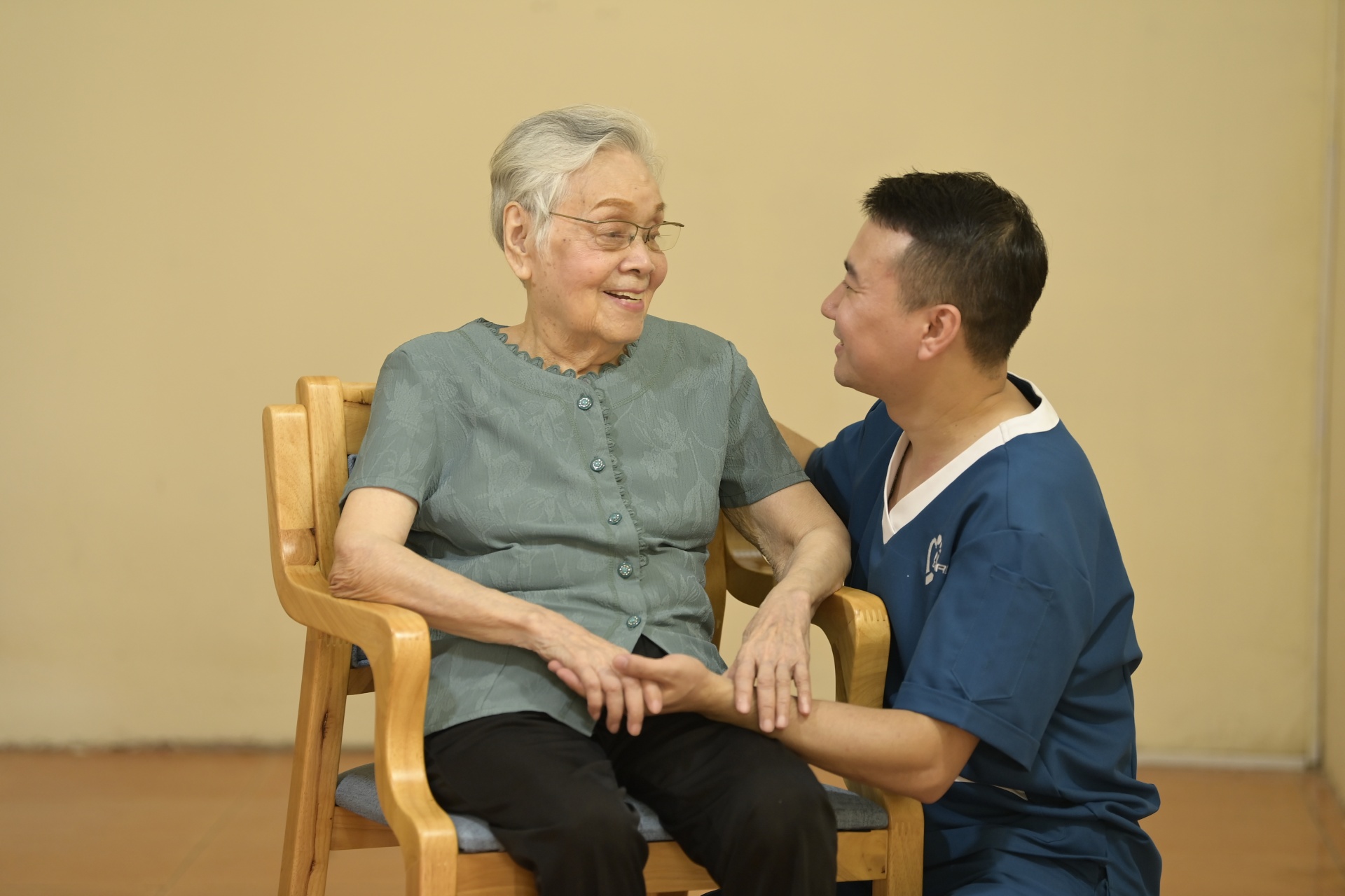Tuyển dụng điều dưỡng, y tá, y sĩ chăm sóc người cao tuổi, thu nhập từ 8 triệu trở lên