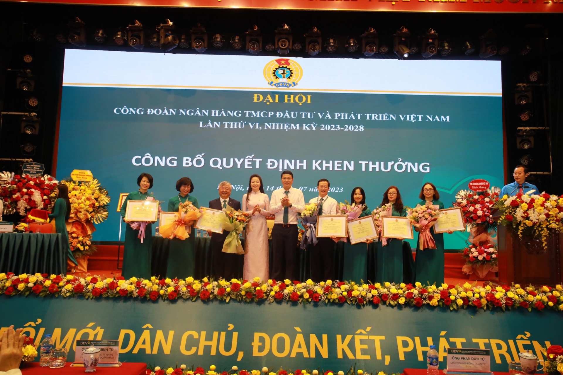 Công bố quyết định khen thưởng tại Đại hội Công bố quyết định khen thưởng tại Đại hội