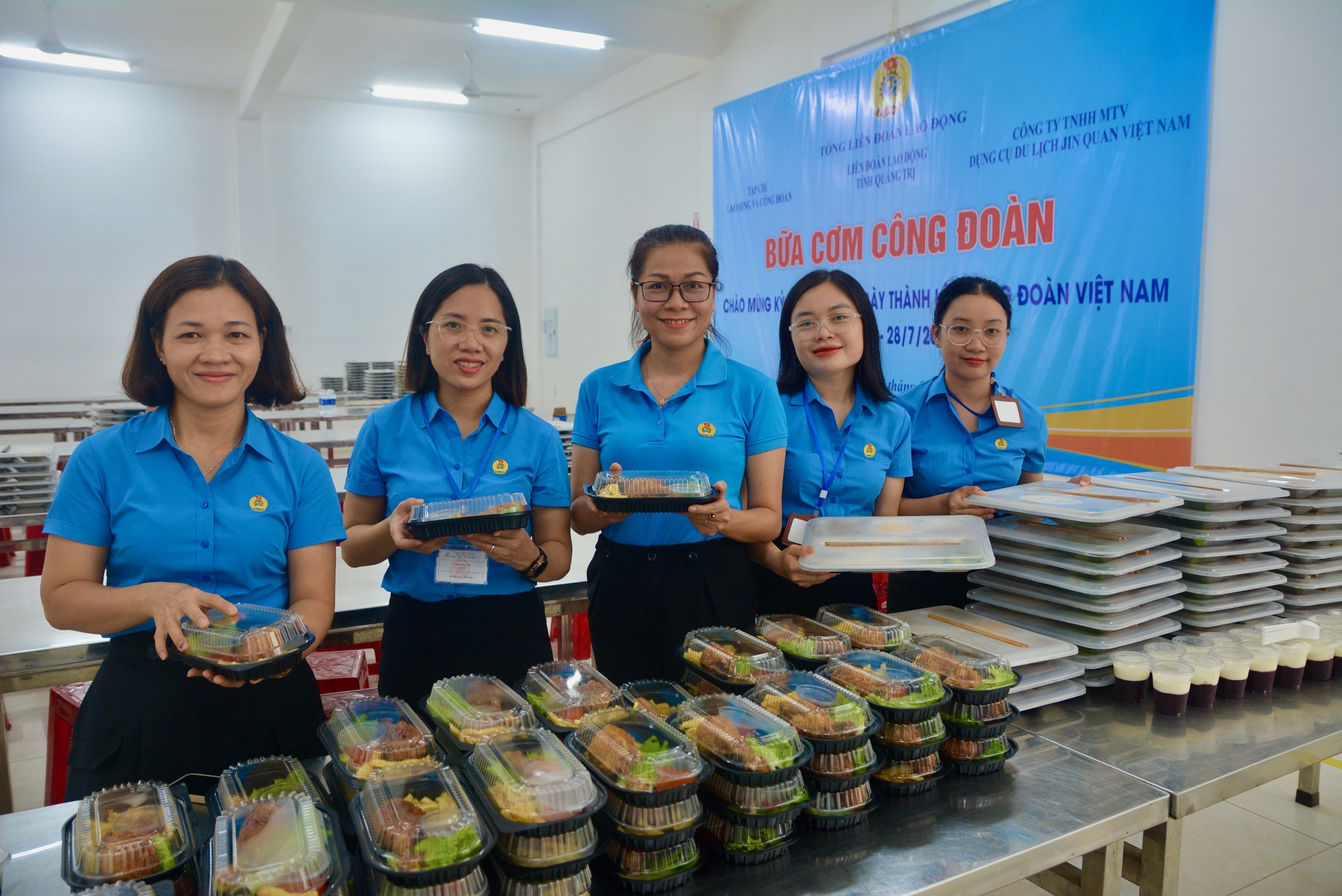 Ấm lòng “Bữa cơm công đoàn” do LĐLĐ Quảng Trị, Tạp chí Lao động và Công đoàn tổ chức