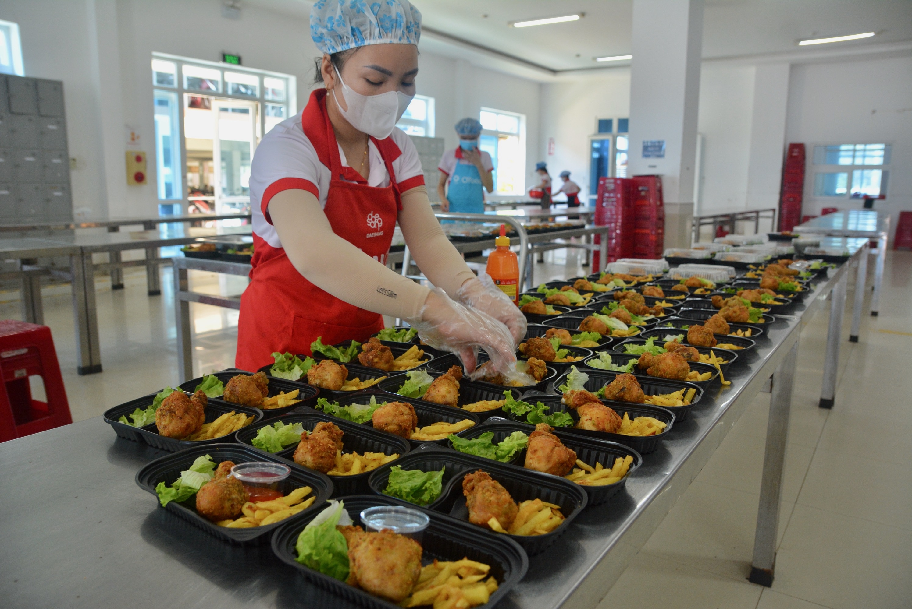 Ấm lòng “Bữa cơm công đoàn” do LĐLĐ Quảng Trị, Tạp chí Lao động và Công đoàn tổ chức
