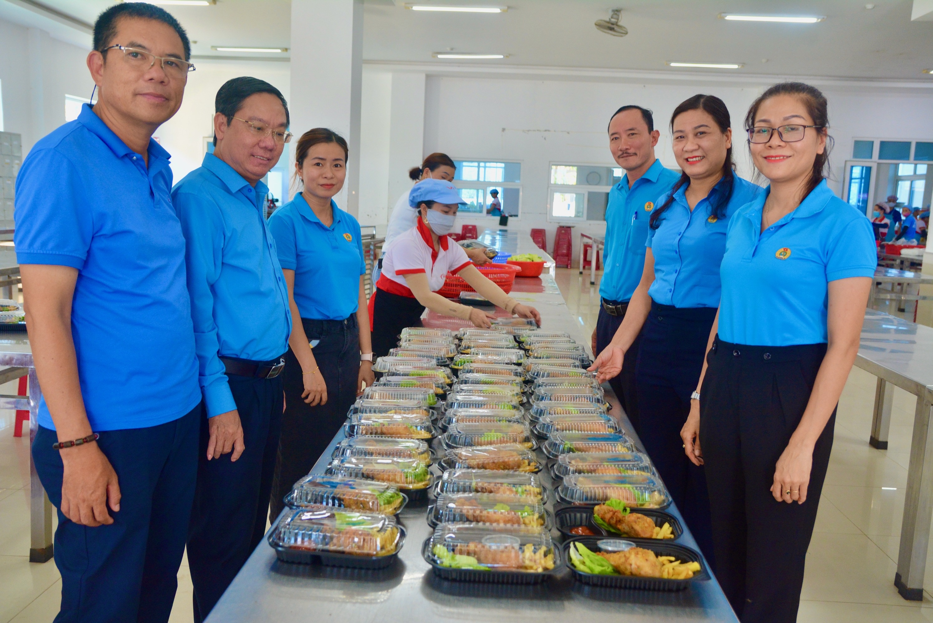 Ấm lòng “Bữa cơm công đoàn” do LĐLĐ Quảng Trị, Tạp chí Lao động và Công đoàn tổ chức