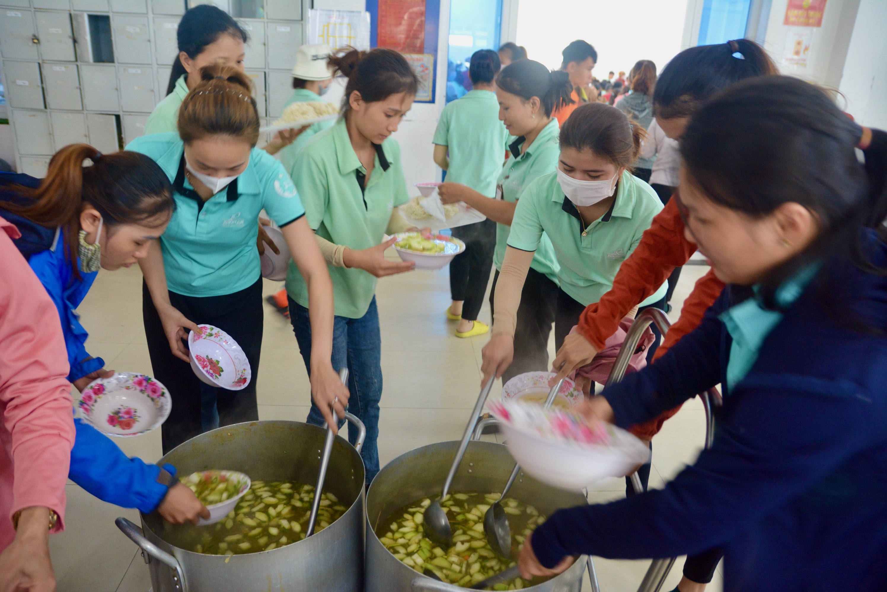Ấm lòng “Bữa cơm công đoàn” do LĐLĐ Quảng Trị, Tạp chí Lao động và Công đoàn tổ chức
