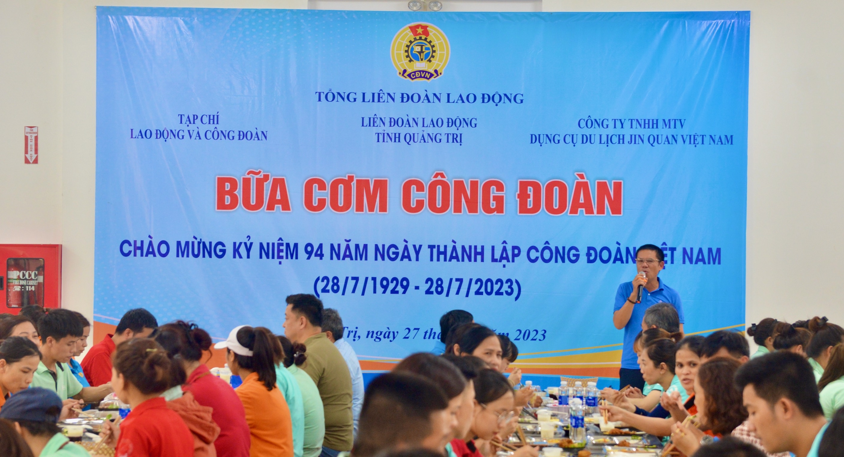 Ấm lòng “Bữa cơm công đoàn” do LĐLĐ Quảng Trị, Tạp chí Lao động và Công đoàn tổ chức