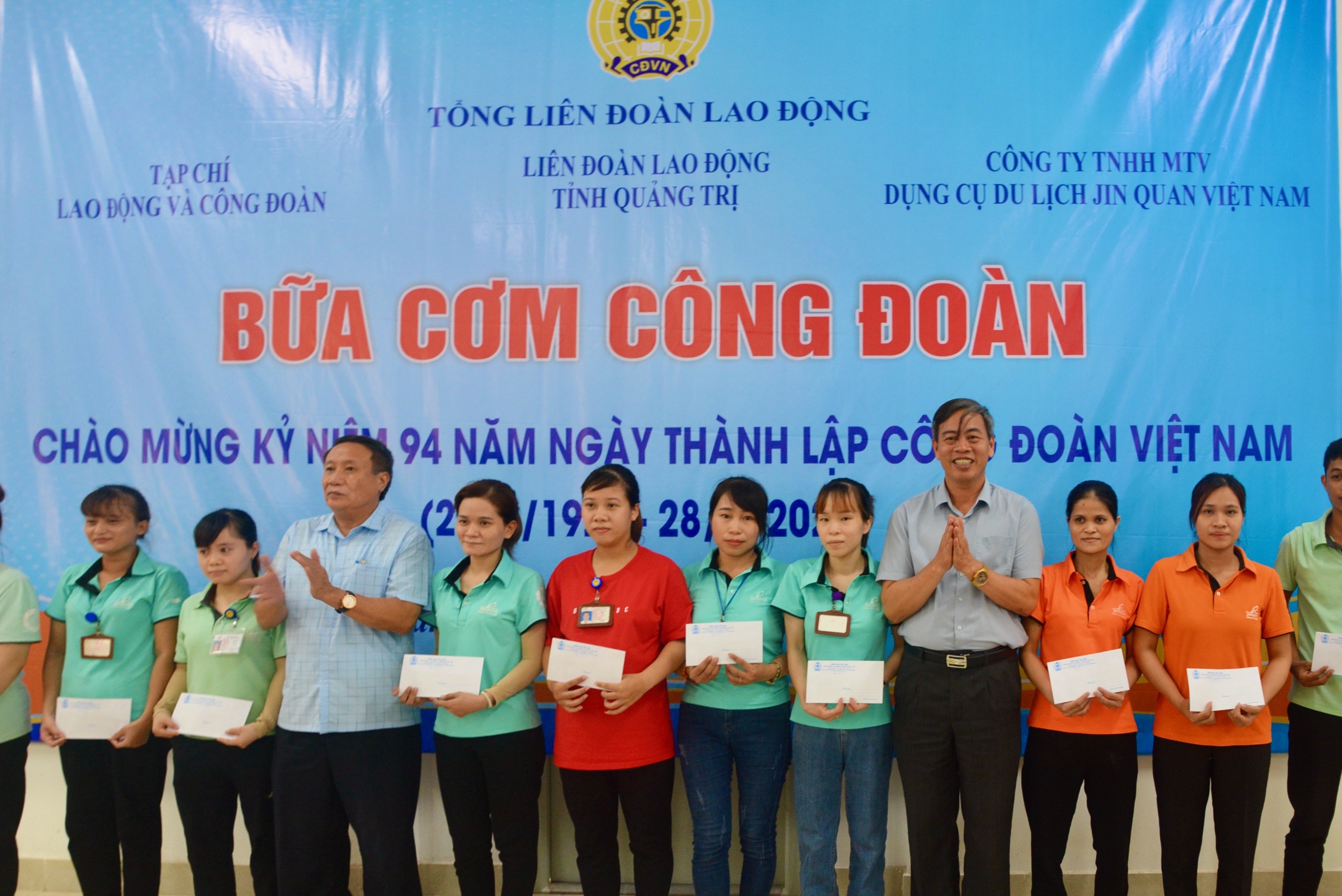 Ấm lòng “Bữa cơm công đoàn” do LĐLĐ Quảng Trị, Tạp chí Lao động và Công đoàn tổ chức