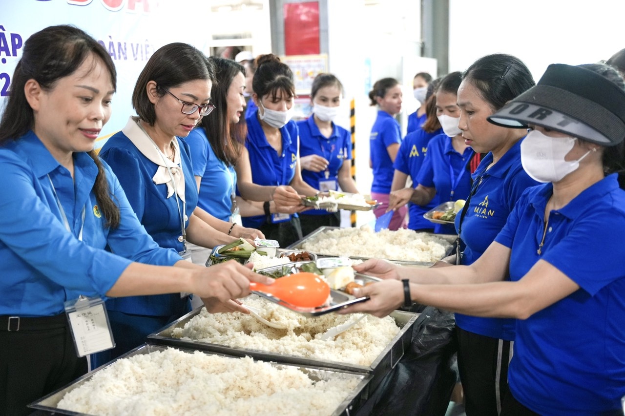 Nghệ An: Công nhân phấn khởi với “Bữa cơm Công đoàn”