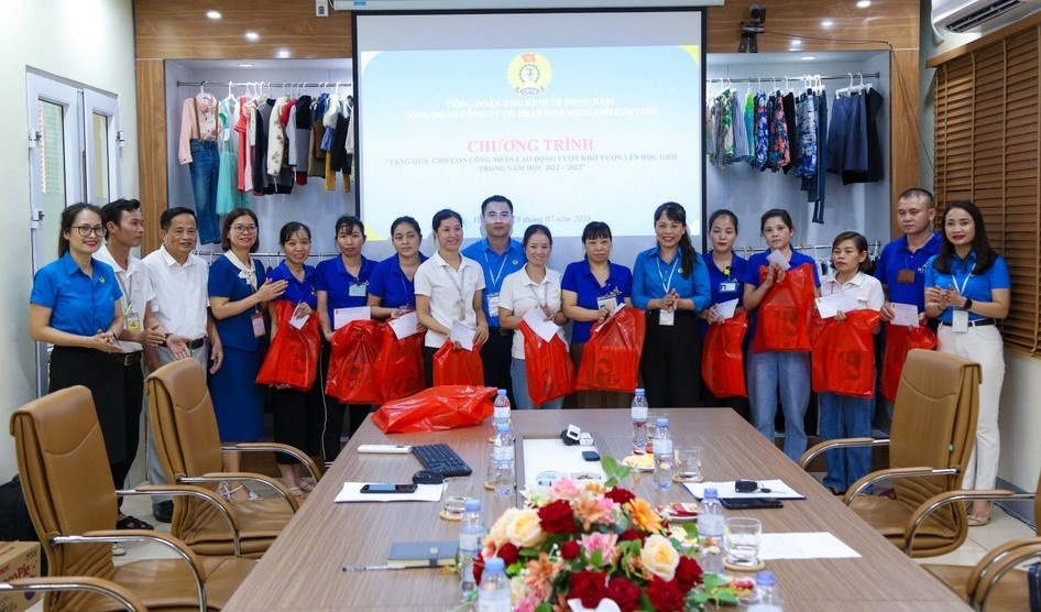 Nghệ An: Công nhân phấn khởi với “Bữa cơm Công đoàn”