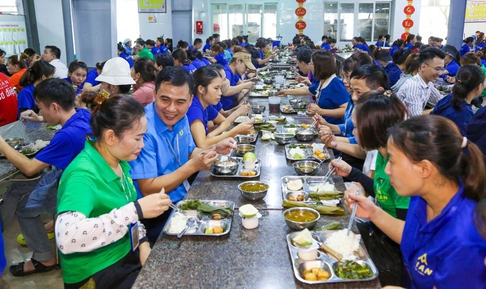 Nghệ An: Công nhân phấn khởi với “Bữa cơm Công đoàn”
