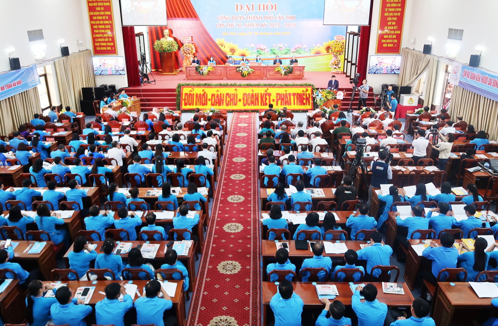 Công đoàn, người lao động đóng góp to lớn vào sự phát triển của Cần Thơ Công đoàn, người lao động đóng góp to lớn vào sự phát triển của Cần Thơ