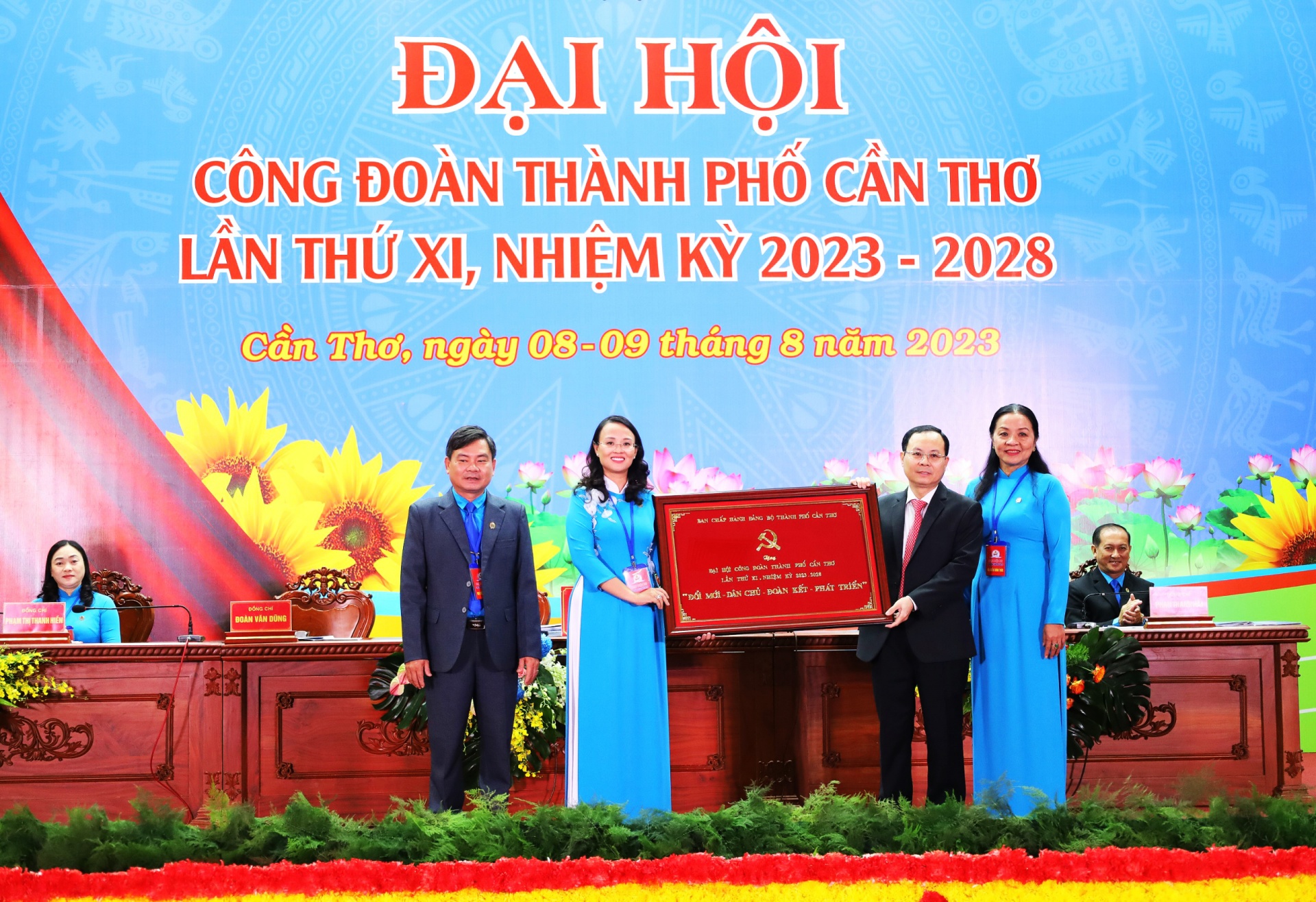 Công đoàn, người lao động đóng góp to lớn vào sự phát triển của Cần Thơ Công đoàn, người lao động đóng góp to lớn vào sự phát triển của Cần Thơ